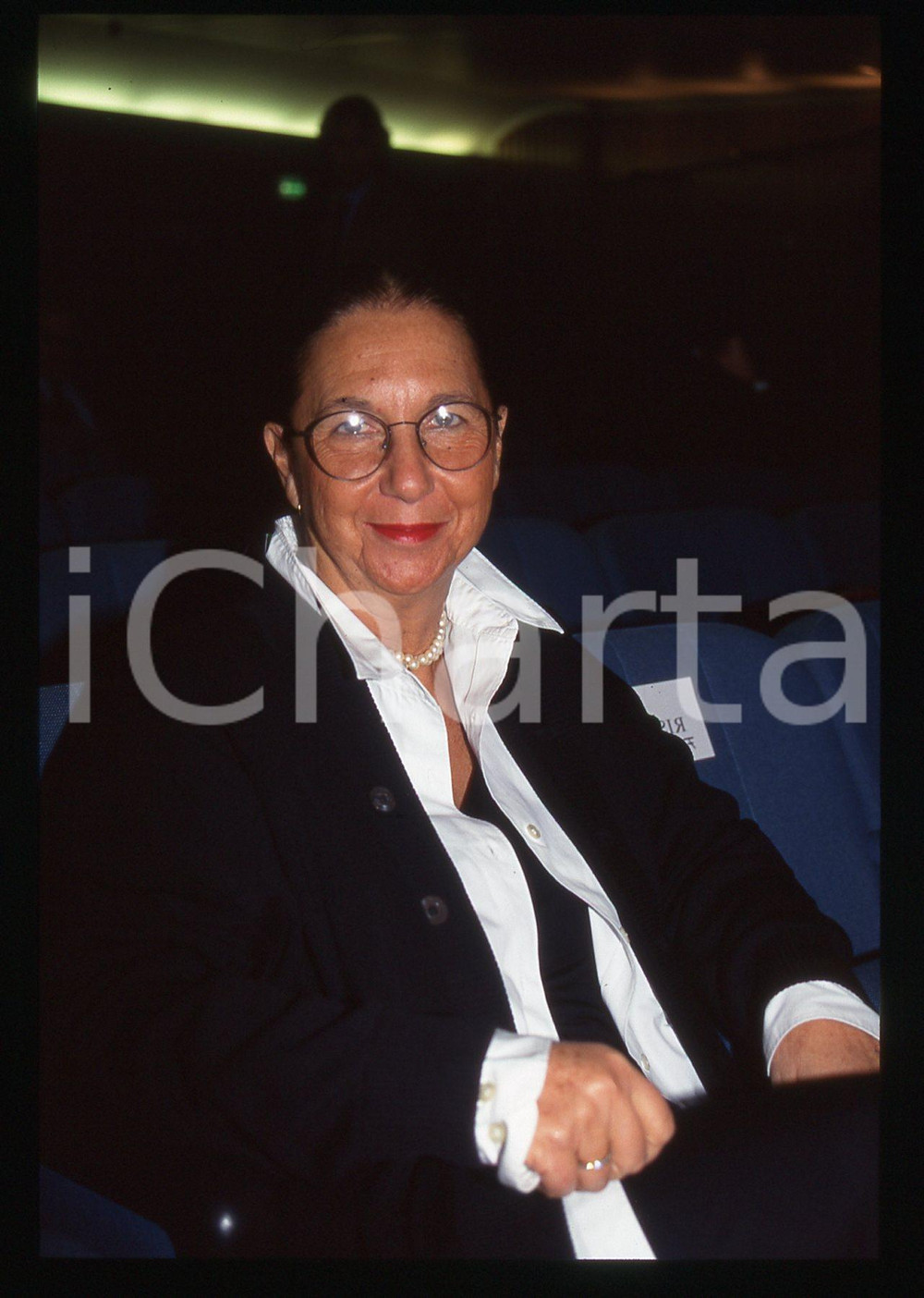 35mm vintage slide* 2000ca MODA Carla VANNI Ritratto direttrice GRAZIA (1) Diapositiva d'epoca, in formato 35 mm.CONDIZIONI: GOODE' severamente vietata la riproduzione. Tutti i diritti sono riservati. ICharta mette in vendita, sul negozio eBay e in esclusiva sul sito "icharta" il proprio archivio composto da numerose diapositive e negativi fotografici d'epoca, tutti originali e autentici, che attraversano la storia del costume italiano tra gli la fine degli anni Sessanta e Novanta.Si tratta di uno sguardo inedito sull'attualit&agrave;, la politica, la vita quotidiana, il gossip e la cultura, che fotografa il cambiamento della nazione in quest'ultimo scorcio del XX secolo. Un'occasione unica per il mercato del collezionismo, che vede finalmente disponibile un archivio eccezionale per vastit&agrave;, tematiche e condizioni, in un settore (il negativo fotografico e la diapositiva) di assoluta novit&agrave; e dalle interessanti prospettive di investimento.  originale e autentica 1