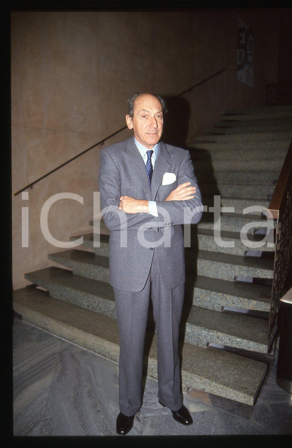 35mm vintage slide* 1985 ca ITALIA Raniero VANNI D'ARCHIRAFI Ritratto (1)  Diapositiva d'epoca, in formato 35 mm.CONDIZIONI: GOODTutti i diritti riservati.E' severamente vietata la riproduzione. ICharta mette in vendita, sul negozio eBay e in esclusiva sul sito "icharta" il proprio archivio composto da numerose diapositive e negativi fotografici d'epoca, tutti originali e autentici, che attraversano la storia del costume italiano tra gli la fine degli anni Sessanta e Novanta.Si tratta di uno sguardo inedito sull'attualit&agrave;, la politica, la vita quotidiana, il gossip e la cultura, che fotografa il cambiamento della nazione in quest'ultimo scorcio del XX secolo. Un'occasione unica per il mercato del collezionismo, che vede finalmente disponibile un archivio eccezionale per vastit&agrave;, tematiche e condizioni, in un settore (il negativo fotografico e la diapositiva) di assoluta novit&agrave; e dalle interessanti prospettive di investimento.     originale e autentica 1