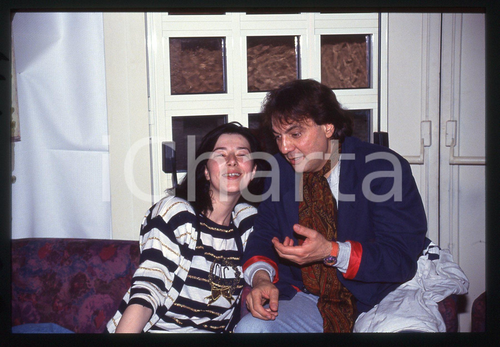 35mm vintage slide* 1995 ca ITALIA MUSICA Tullio DE PISCOPO e CONSUELO (1)  Diapositiva d'epoca, in formato 35 mm.CONDIZIONI: GOODTutti i diritti riservati.E' severamente vietata la riproduzione. ICharta mette in vendita, sul negozio eBay e in esclusiva sul sito "icharta" il proprio archivio composto da numerose diapositive e negativi fotografici d'epoca, tutti originali e autentici, che attraversano la storia del costume italiano tra gli la fine degli anni Sessanta e Novanta.Si tratta di uno sguardo inedito sull'attualit&agrave;, la politica, la vita quotidiana, il gossip e la cultura, che fotografa il cambiamento della nazione in quest'ultimo scorcio del XX secolo. Un'occasione unica per il mercato del collezionismo, che vede finalmente disponibile un archivio eccezionale per vastit&agrave;, tematiche e condizioni, in un settore (il negativo fotografico e la diapositiva) di assoluta novit&agrave; e dalle interessanti prospettive di investimento.     originale e autentica 1