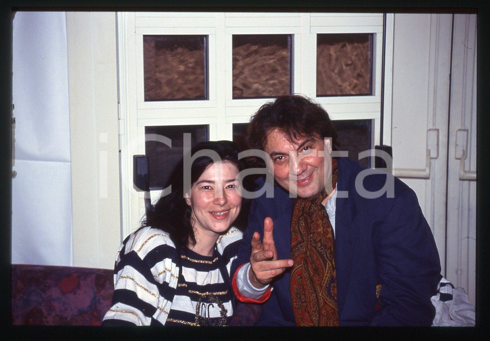 35mm vintage slide* 1995 ca ITALIA MUSICA Tullio DE PISCOPO e CONSUELO (7)  Diapositiva d'epoca, in formato 35 mm.CONDIZIONI: GOODTutti i diritti riservati.E' severamente vietata la riproduzione. ICharta mette in vendita, sul negozio eBay e in esclusiva sul sito "icharta" il proprio archivio composto da numerose diapositive e negativi fotografici d'epoca, tutti originali e autentici, che attraversano la storia del costume italiano tra gli la fine degli anni Sessanta e Novanta.Si tratta di uno sguardo inedito sull'attualit&agrave;, la politica, la vita quotidiana, il gossip e la cultura, che fotografa il cambiamento della nazione in quest'ultimo scorcio del XX secolo. Un'occasione unica per il mercato del collezionismo, che vede finalmente disponibile un archivio eccezionale per vastit&agrave;, tematiche e condizioni, in un settore (il negativo fotografico e la diapositiva) di assoluta novit&agrave; e dalle interessanti prospettive di investimento.  originale e autentica 1