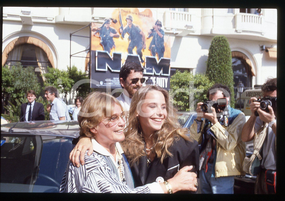 35mm vintage slide* 1987 CANNES Maria SCHELL Marie Theres KROETZ-RELIN (7)  Diapositiva d'epoca, in formato 35 mm.CONDIZIONI: GOOD Tutti i diritti riservati.E' severamente vietata la riproduzione. ICharta mette in vendita, sul negozio eBay e in esclusiva sul sito "icharta" il proprio archivio composto da numerose diapositive e negativi fotografici d'epoca, tutti originali e autentici, che attraversano la storia del costume italiano tra gli la fine degli anni Sessanta e Novanta.Si tratta di uno sguardo inedito sull'attualit&agrave;, la politica, la vita quotidiana, il gossip e la cultura, che fotografa il cambiamento della nazione in quest'ultimo scorcio del XX secolo. Un'occasione unica per il mercato del collezionismo, che vede finalmente disponibile un archivio eccezionale per vastit&agrave;, tematiche e condizioni, in un settore (il negativo fotografico e la diapositiva) di assoluta novit&agrave; e dalle interessanti prospettive di investimento.  originale e autentica 1