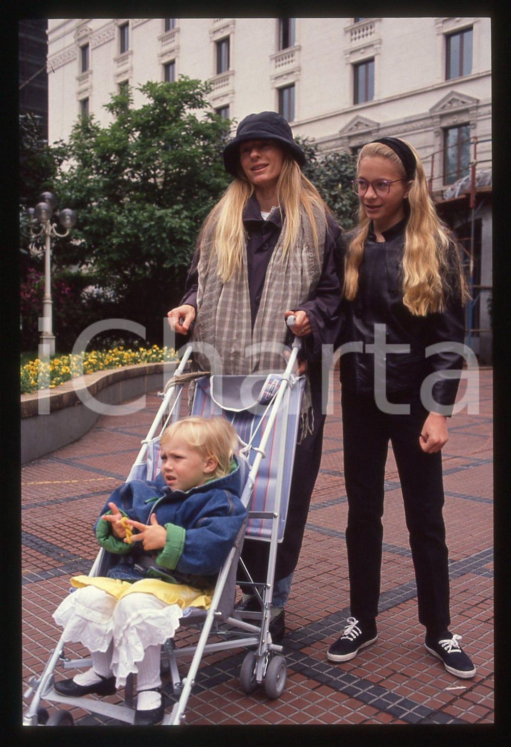 35mm vintage slide* 1991 MILANO Jamie SMITH JACKSON passeggiata con le figlie 6