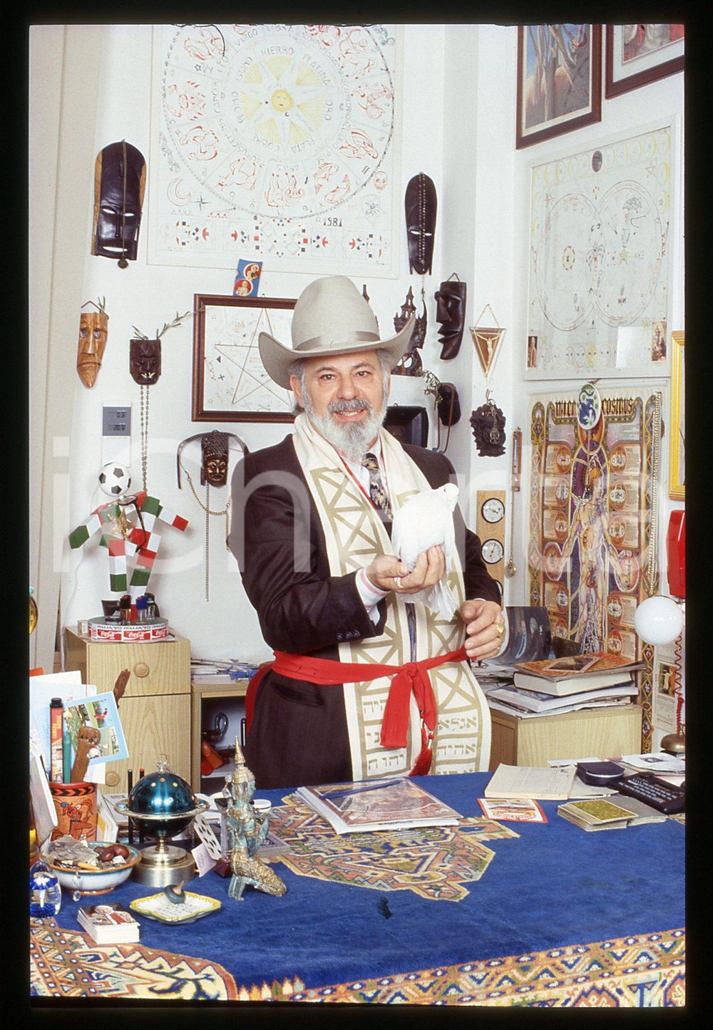 35mm vintage slide* 1990 ca ITALIA Mimmo MIGNOZZI Il mago nel suo studio (1)