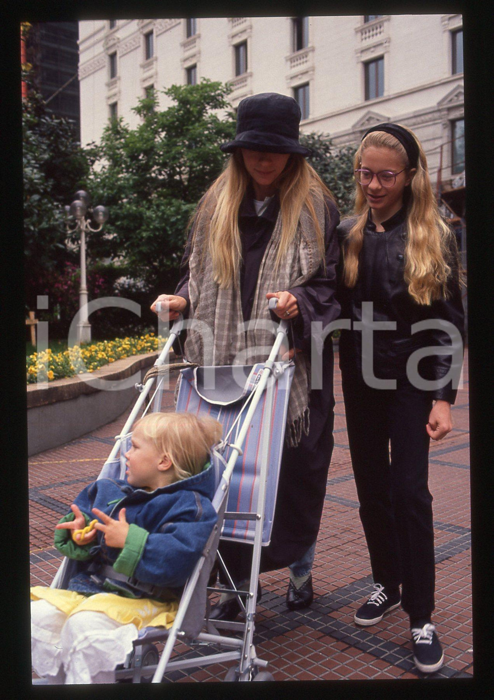 35mm vintage slide* 1991 MILANO Jamie SMITH JACKSON passeggiata con le figlie 5