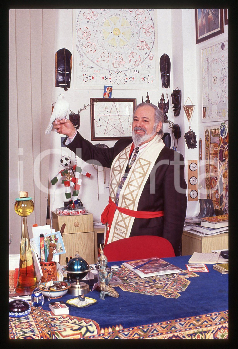 35mm vintage slide* 1990 ca ITALIA Mimmo MIGNOZZI Il mago nel suo studio (3)