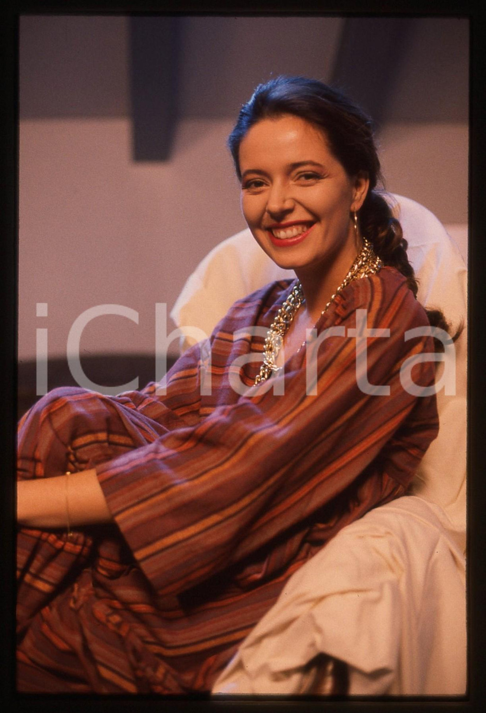 35mm vintage slide* 1985 ca RAI UNO ITALIA SERA Laura LATTUADA Ritratto (20)  Diapositiva d'epoca, in formato 35 mm. Tutti i diritti riservati.E' severamente vietata la riproduzione. ICharta mette in vendita, sul negozio eBay e in esclusiva sul sito "icharta" il proprio archivio composto da numerose diapositive e negativi fotografici d'epoca, tutti originali e autentici, che attraversano la storia del costume italiano tra gli la fine degli anni Sessanta e Novanta.Si tratta di uno sguardo inedito sull'attualità, la politica, la vita quotidiana, il gossip e la cultura, che fotografa il cambiamento della nazione in quest'ultimo scorcio del XX secolo. Un'occasione unica per il mercato del collezionismo, che vede finalmente disponibile un archivio eccezionale per vastità, tematiche e condizioni, in un settore (il negativo fotografico e la diapositiva) di assoluta novità e dalle interessanti prospettive di investimento. FAIR/discreto  Formato: 35mm originale e autentica 1