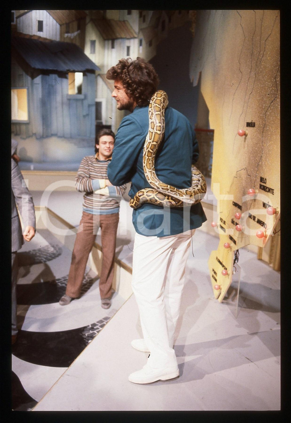 35mm vintage slide* 1984 "Te lo do io il Brasile" Beppe GRILLO con un boa (4)