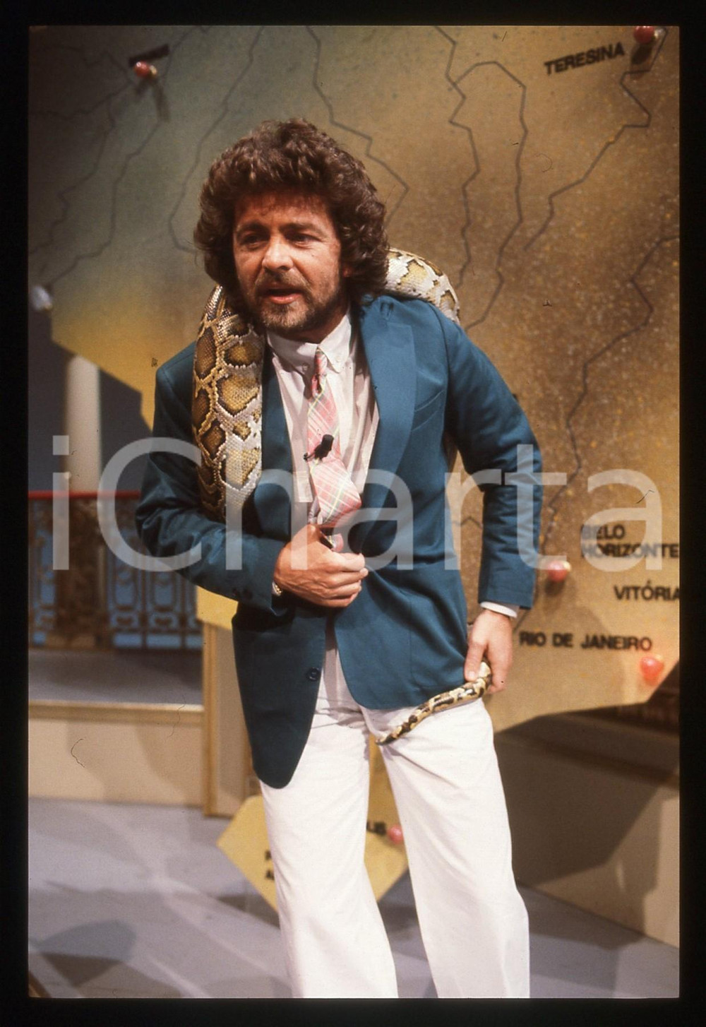 35mm vintage slide* 1984 "Te lo do io il Brasile" Beppe GRILLO con un boa (5)