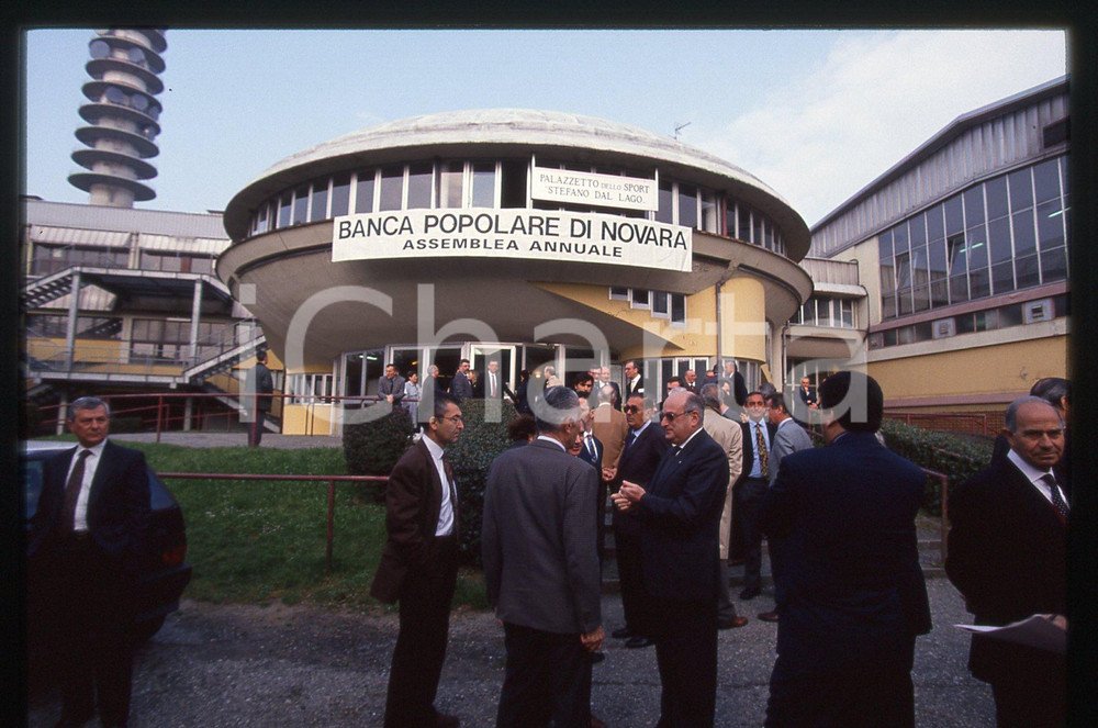 35mm vintage slide* 1993 NOVARA - BPN Arrivo degli azionisti all'assemblea (2)