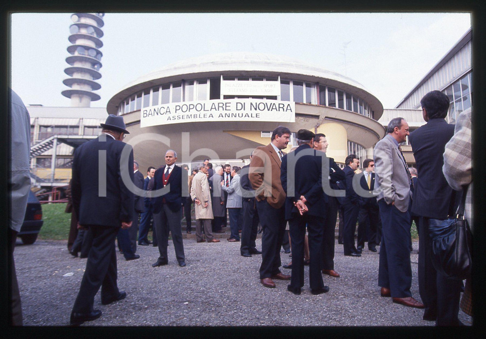 35mm vintage slide* 1993 NOVARA - BPN Arrivo degli azionisti all'assemblea (7)