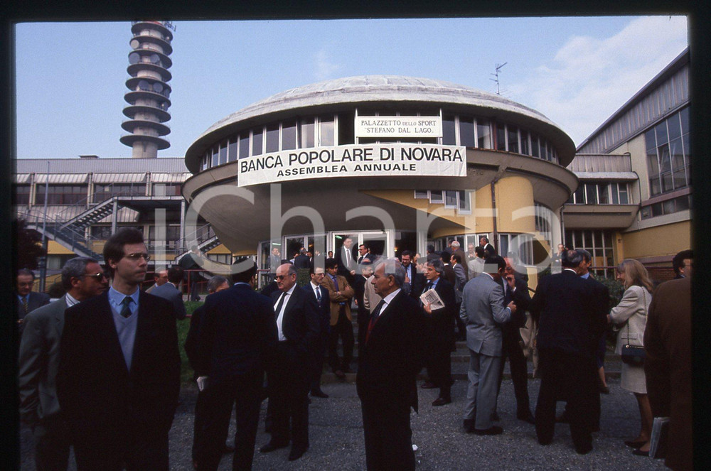 35mm vintage slide* 1993 NOVARA - BPN Arrivo degli azionisti all'assemblea (8)