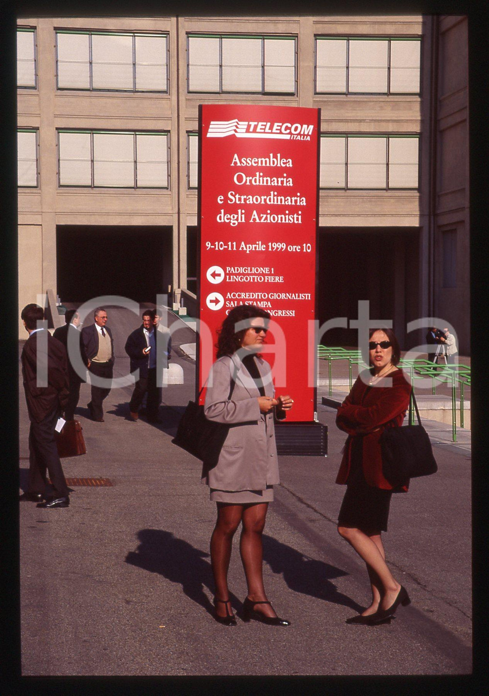35mm vintage slide* 1999 TORINO TELECOM Arrivo all'assemblea degli azionisti (1)