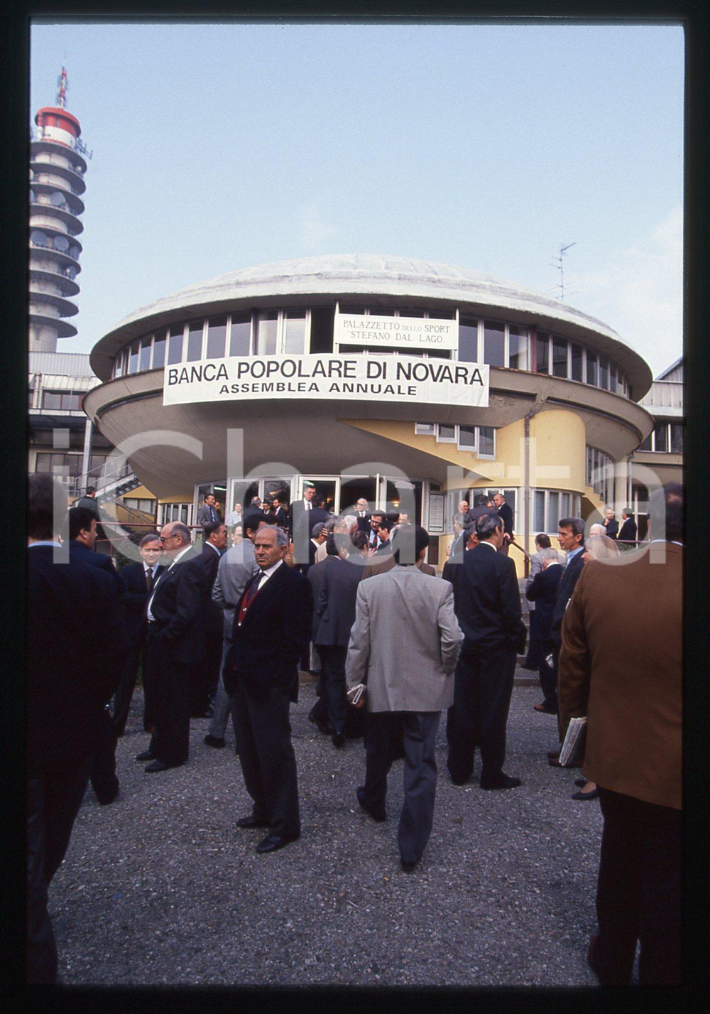 35mm vintage slide* 1993 NOVARA Arrivo degli azionisti all'assemblea BPN (1)
