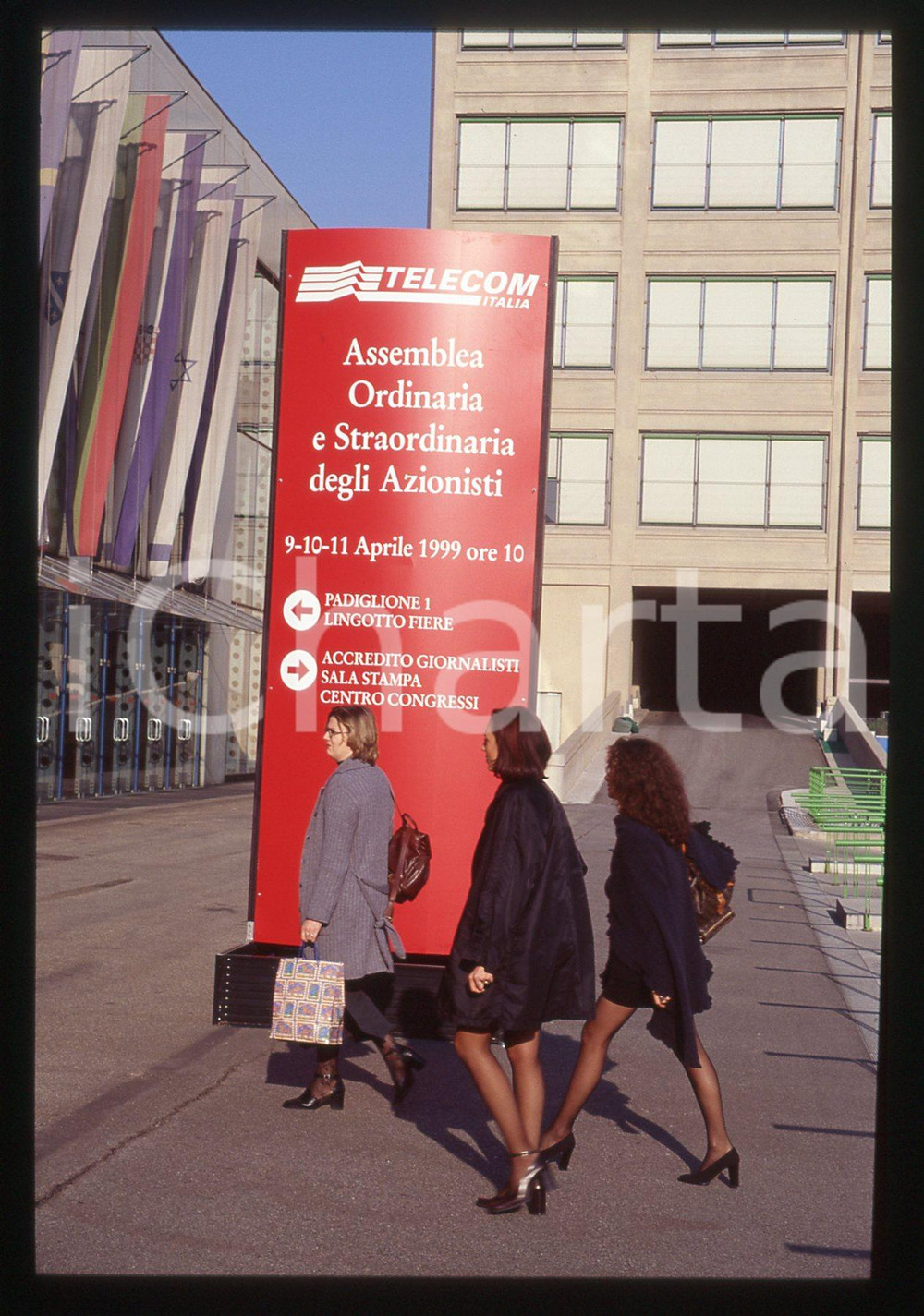 35mm vintage slide* 1999 TORINO TELECOM Arrivo all'assemblea degli azionisti (3)