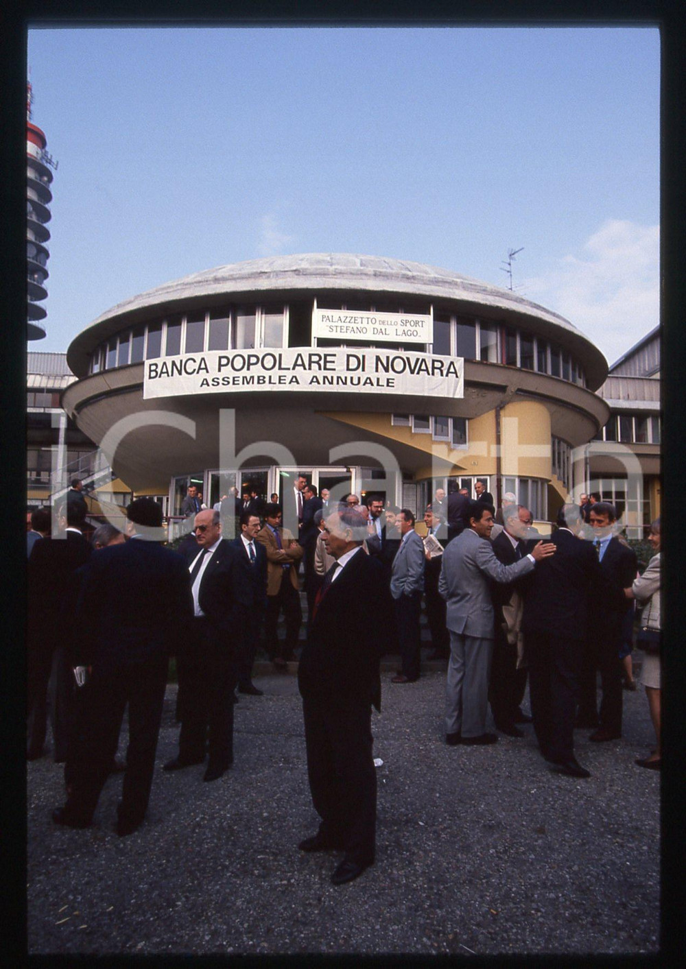 35mm vintage slide* 1993 NOVARA Arrivo degli azionisti all'assemblea BPN (4)