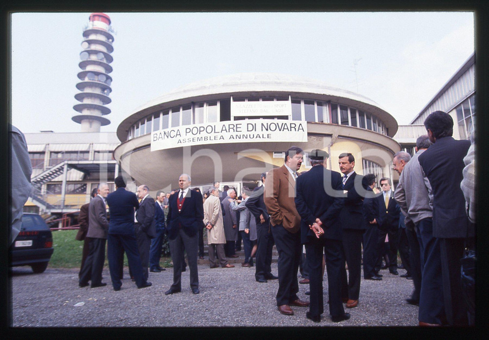 35mm vintage slide* 1993 NOVARA - BPN Arrivo degli azionisti all'assemblea (15)