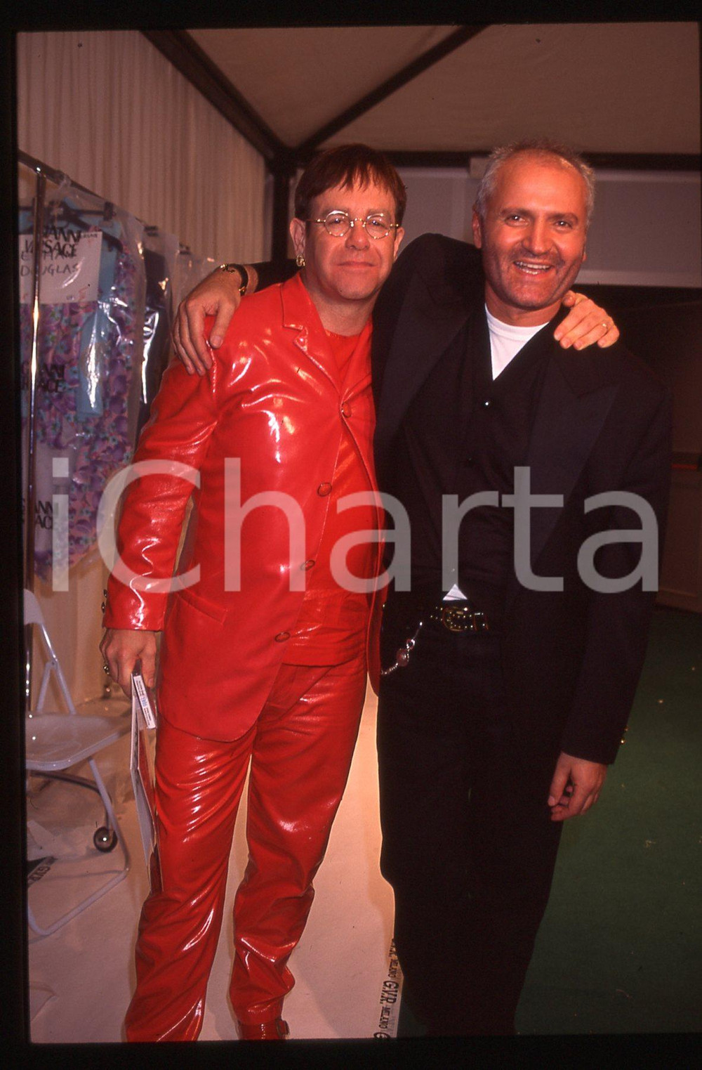Fotografia d epoca originale 35mm vintage slide 1995 ca MODA Gianni VERSACE Elton JOHN backstage sfilata 1 1