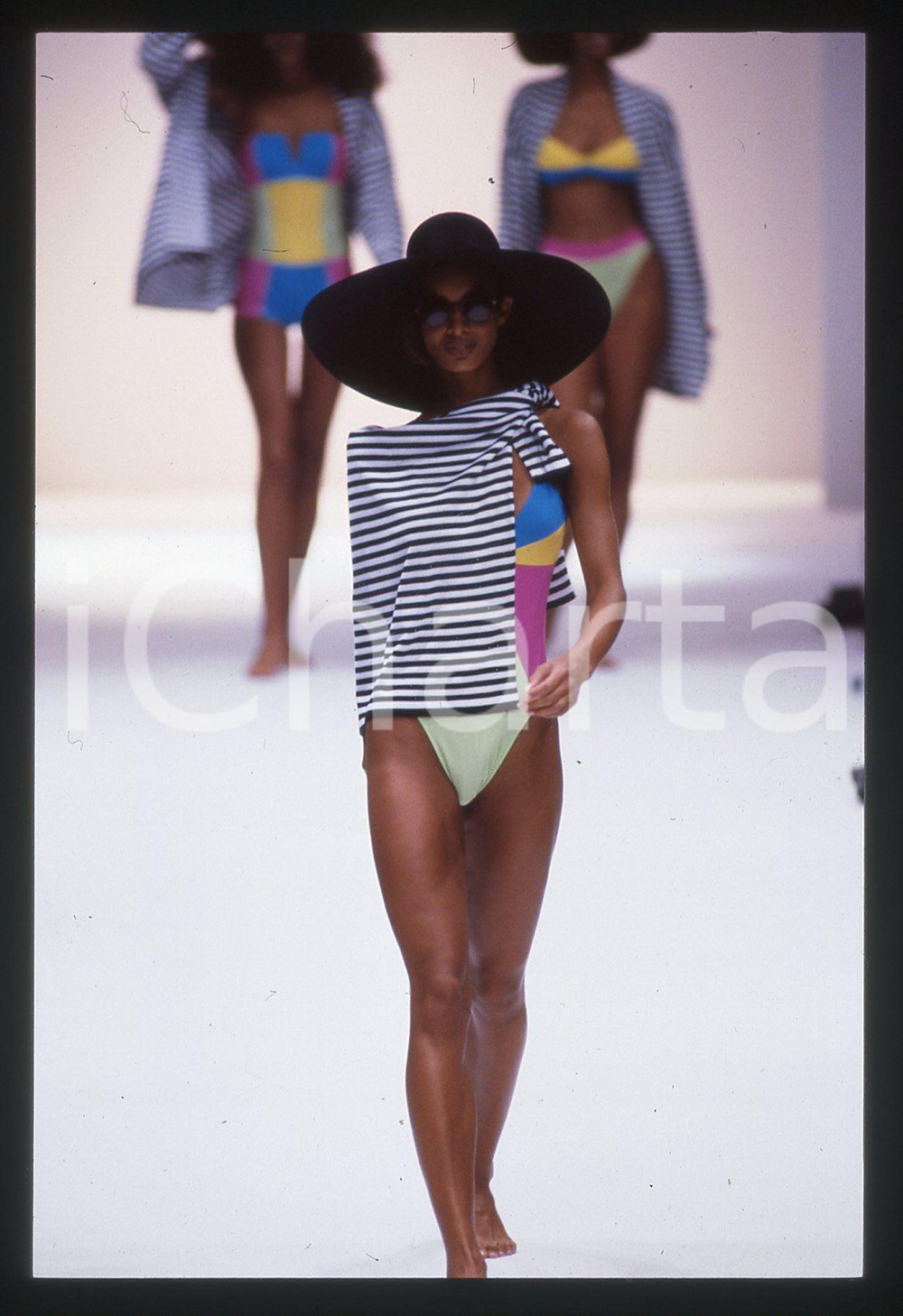 Fotografia d epoca originale 35mm vintage slide 1991 MODA COMPLICE Sfilata primaveraestate 1