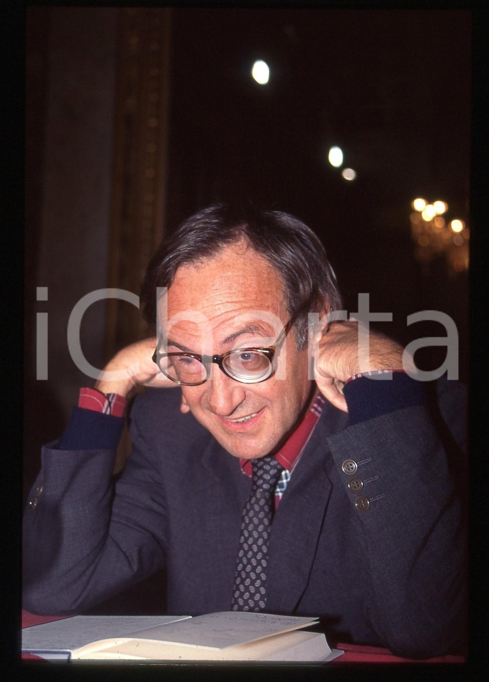 35mm vintage slide* 1990 ca TORINO (?) Nico ORENGO Ritratto dello scrittore (3)  Diapositiva d'epoca, in formato 35 mm. CONDIZIONI: GOODTutti i diritti riservati.E' severamente vietata la riproduzione. ICharta mette in vendita, sul negozio eBay e in esclusiva sul sito "icharta" il proprio archivio composto da numerose diapositive e negativi fotografici d'epoca, tutti originali e autentici, che attraversano la storia del costume italiano tra gli la fine degli anni Sessanta e Novanta.Si tratta di uno sguardo inedito sull'attualit&agrave;, la politica, la vita quotidiana, il gossip e la cultura, che fotografa il cambiamento della nazione in quest'ultimo scorcio del XX secolo. Un'occasione unica per il mercato del collezionismo, che vede finalmente disponibile un archivio eccezionale per vastit&agrave;, tematiche e condizioni, in un settore (il negativo fotografico e la diapositiva) di assoluta novit&agrave; e dalle interessanti prospettive di investimento.     originale e autentica 1