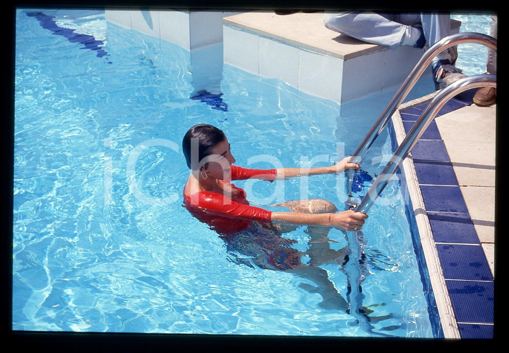 35mm vintage slide* 1994 FESTIVAL CANNES Lucia SARDO bagno in piscina vestita 6
