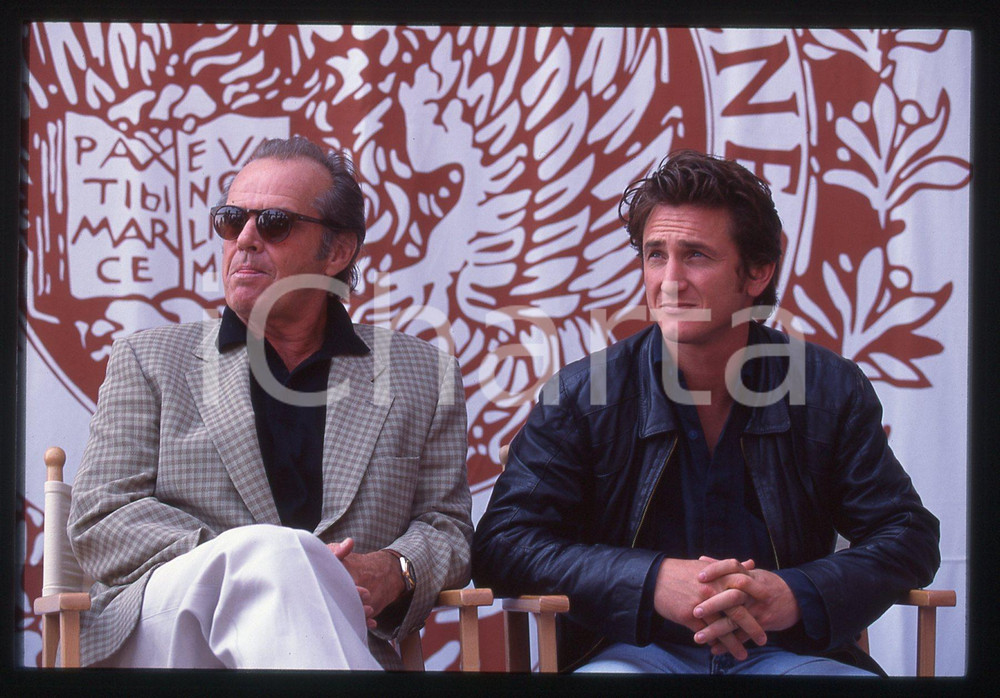 35mm vintage slide* 1995 VENEZIA Jack NICHOLSON Sean PENN - MOSTRA DEL CINEMA 1 La diapositiva ritrae Jack Nicholson e Sean Penn al Festival del Cinema di Venezia del 1995Diapositiva d'epoca, in formato 35 mm. CONDIZIONI: GOODTutti i diritti riservati.E' severamente vietata la riproduzione. ICharta mette in vendita, sul negozio eBay e in esclusiva sul sito "icharta" il proprio archivio composto da numerose diapositive e negativi fotografici d'epoca, tutti originali e autentici, che attraversano la storia del costume italiano tra gli la fine degli anni Sessanta e Novanta.Si tratta di uno sguardo inedito sull'attualit&agrave;, la politica, la vita quotidiana, il gossip e la cultura, che fotografa il cambiamento della nazione in quest'ultimo scorcio del XX secolo. Un'occasione unica per il mercato del collezionismo, che vede finalmente disponibile un archivio eccezionale per vastit&agrave;, tematiche e condizioni, in un settore (il negativo fotografico e la diapositiva) di assoluta novit&agrave; e dalle interessanti prospettive di investimento.  originale e autentica 1