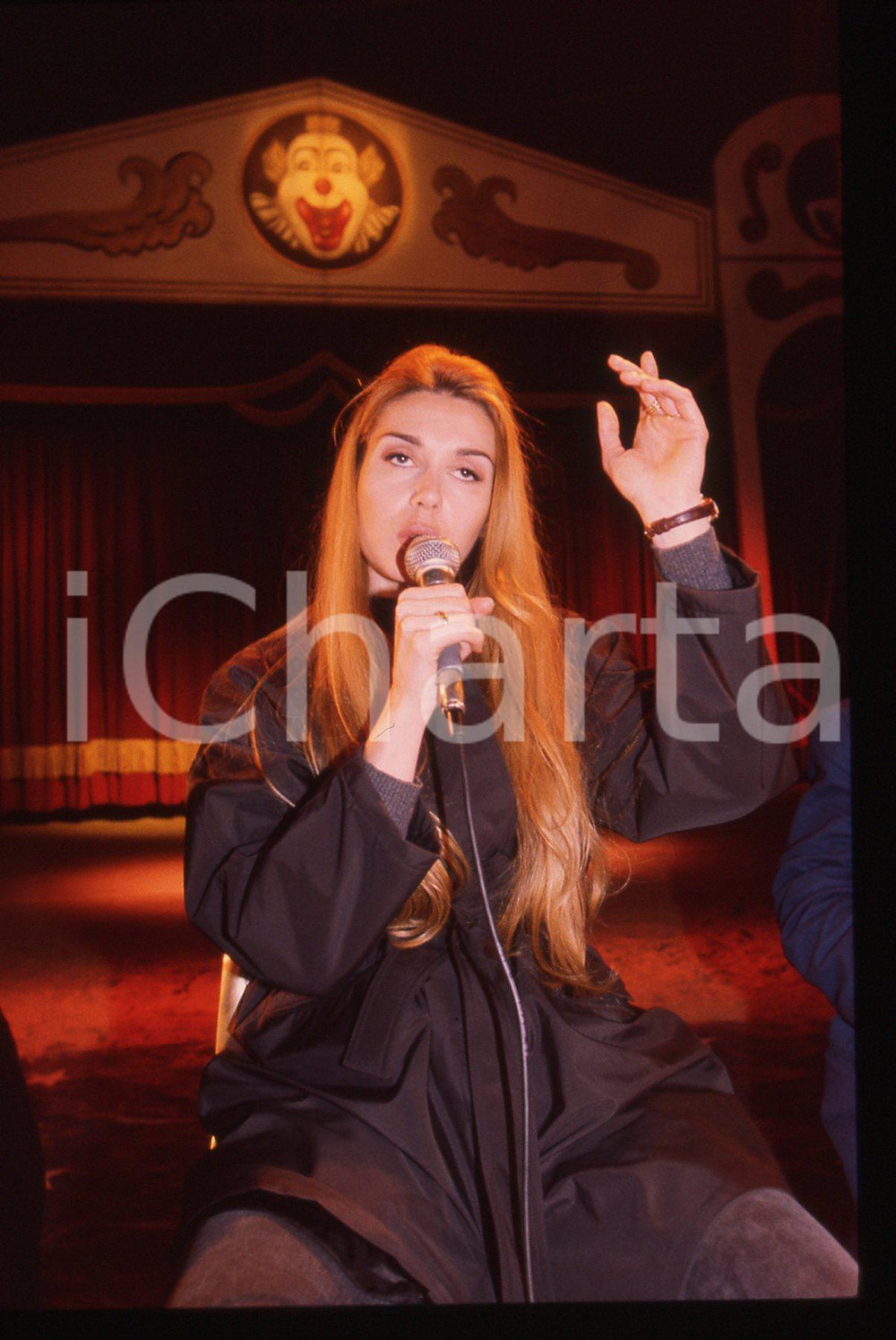 35mm vintage slide* 1995 ca ITALIA Ambra ORFEI durante una conferenza stampa (1)