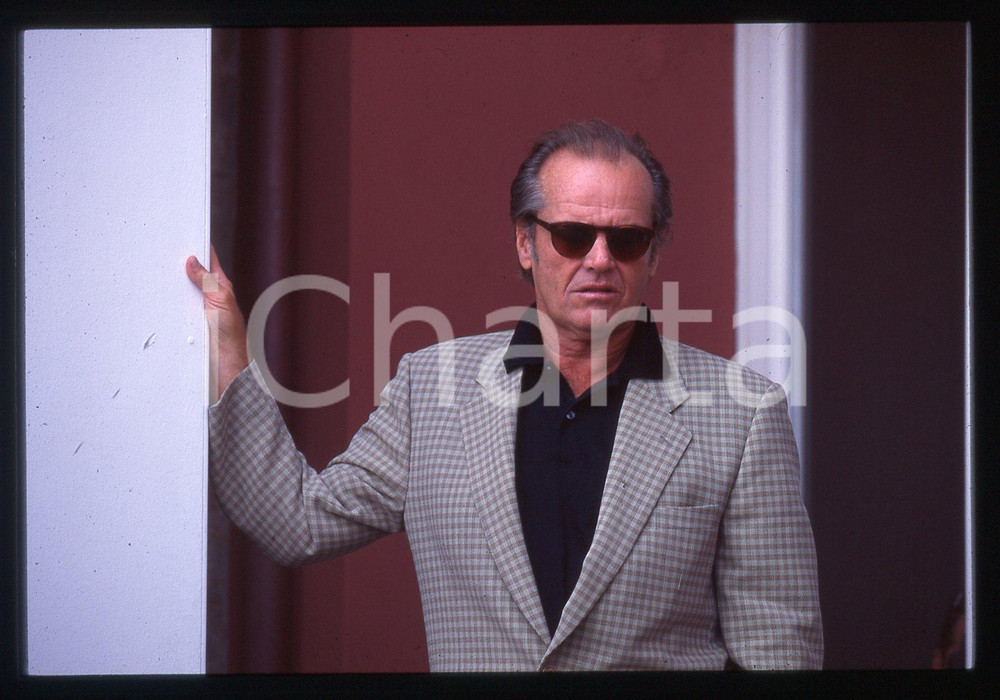 35mm vintage slide* 1995 VENEZIA Jack NICHOLSON - MOSTRA DEL CINEMA portrait (4) La diapositiva ritrae l'attore Jack Nicholson al Festival del Cinema di Venezia del 1995Diapositiva d'epoca, in formato 35 mm. CONDIZIONI: GOODTutti i diritti riservati.E' severamente vietata la riproduzione. ICharta mette in vendita, sul negozio eBay e in esclusiva sul sito "icharta" il proprio archivio composto da numerose diapositive e negativi fotografici d'epoca, tutti originali e autentici, che attraversano la storia del costume italiano tra gli la fine degli anni Sessanta e Novanta.Si tratta di uno sguardo inedito sull'attualit&agrave;, la politica, la vita quotidiana, il gossip e la cultura, che fotografa il cambiamento della nazione in quest'ultimo scorcio del XX secolo. Un'occasione unica per il mercato del collezionismo, che vede finalmente disponibile un archivio eccezionale per vastit&agrave;, tematiche e condizioni, in un settore (il negativo fotografico e la diapositiva) di assoluta novit&agrave; e dalle interessanti prospettive di investimento.  originale e autentica 1