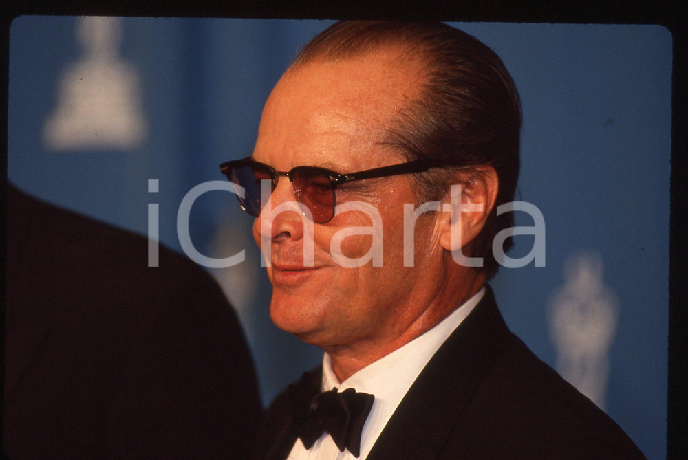 35mm vintage slide* 1995ca ACADEMY AWARDS Jack NICHOLSON Premio OSCAR (2) La diapositiva ritrae l'attore Jack Nicholson agli Academy AwardsDiapositiva d'epoca, in formato 35 mm. CONDIZIONI: GOODTutti i diritti riservati.E' severamente vietata la riproduzione. ICharta mette in vendita, sul negozio eBay e in esclusiva sul sito "icharta" il proprio archivio composto da numerose diapositive e negativi fotografici d'epoca, tutti originali e autentici, che attraversano la storia del costume italiano tra gli la fine degli anni Sessanta e Novanta.Si tratta di uno sguardo inedito sull'attualit&agrave;, la politica, la vita quotidiana, il gossip e la cultura, che fotografa il cambiamento della nazione in quest'ultimo scorcio del XX secolo. Un'occasione unica per il mercato del collezionismo, che vede finalmente disponibile un archivio eccezionale per vastit&agrave;, tematiche e condizioni, in un settore (il negativo fotografico e la diapositiva) di assoluta novit&agrave; e dalle interessanti prospettive di investimento.  originale e autentica 1