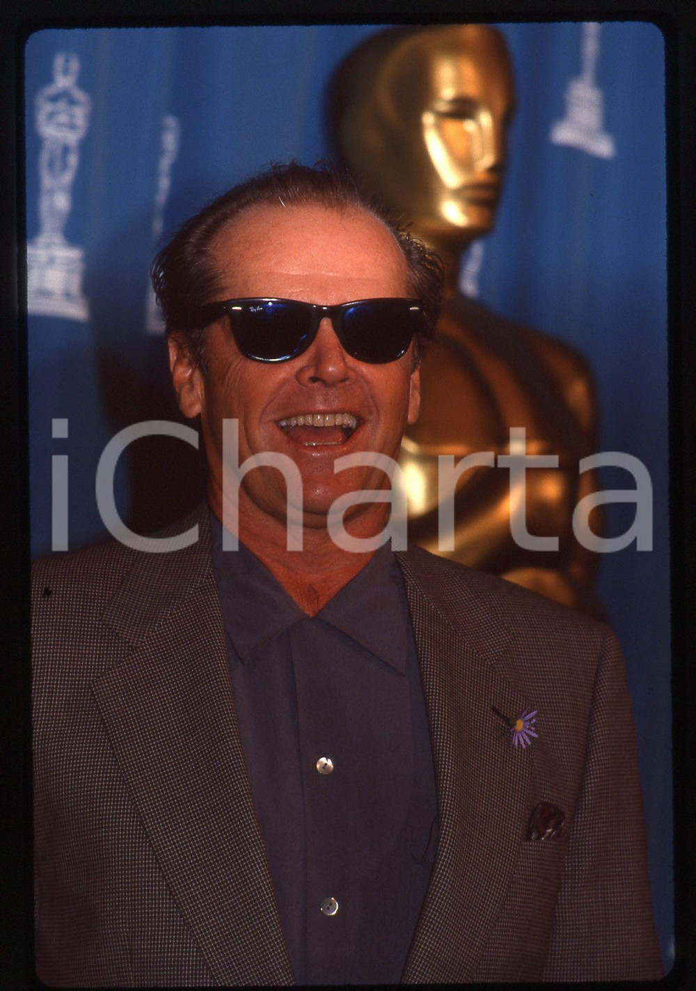 35mm vintage slide* 1993 ACADEMY AWARDS Jack NICHOLSON Premio OSCAR (1) La diapositiva ritrae l'attore Jack Nicholson agli Academy Awards del 1993Diapositiva d'epoca, in formato 35 mm. CONDIZIONI: GOODTutti i diritti riservati.E' severamente vietata la riproduzione. ICharta mette in vendita, sul negozio eBay e in esclusiva sul sito "icharta" il proprio archivio composto da numerose diapositive e negativi fotografici d'epoca, tutti originali e autentici, che attraversano la storia del costume italiano tra gli la fine degli anni Sessanta e Novanta.Si tratta di uno sguardo inedito sull'attualit&agrave;, la politica, la vita quotidiana, il gossip e la cultura, che fotografa il cambiamento della nazione in quest'ultimo scorcio del XX secolo. Un'occasione unica per il mercato del collezionismo, che vede finalmente disponibile un archivio eccezionale per vastit&agrave;, tematiche e condizioni, in un settore (il negativo fotografico e la diapositiva) di assoluta novit&agrave; e dalle interessanti prospettive di investimento.  originale e autentica 1