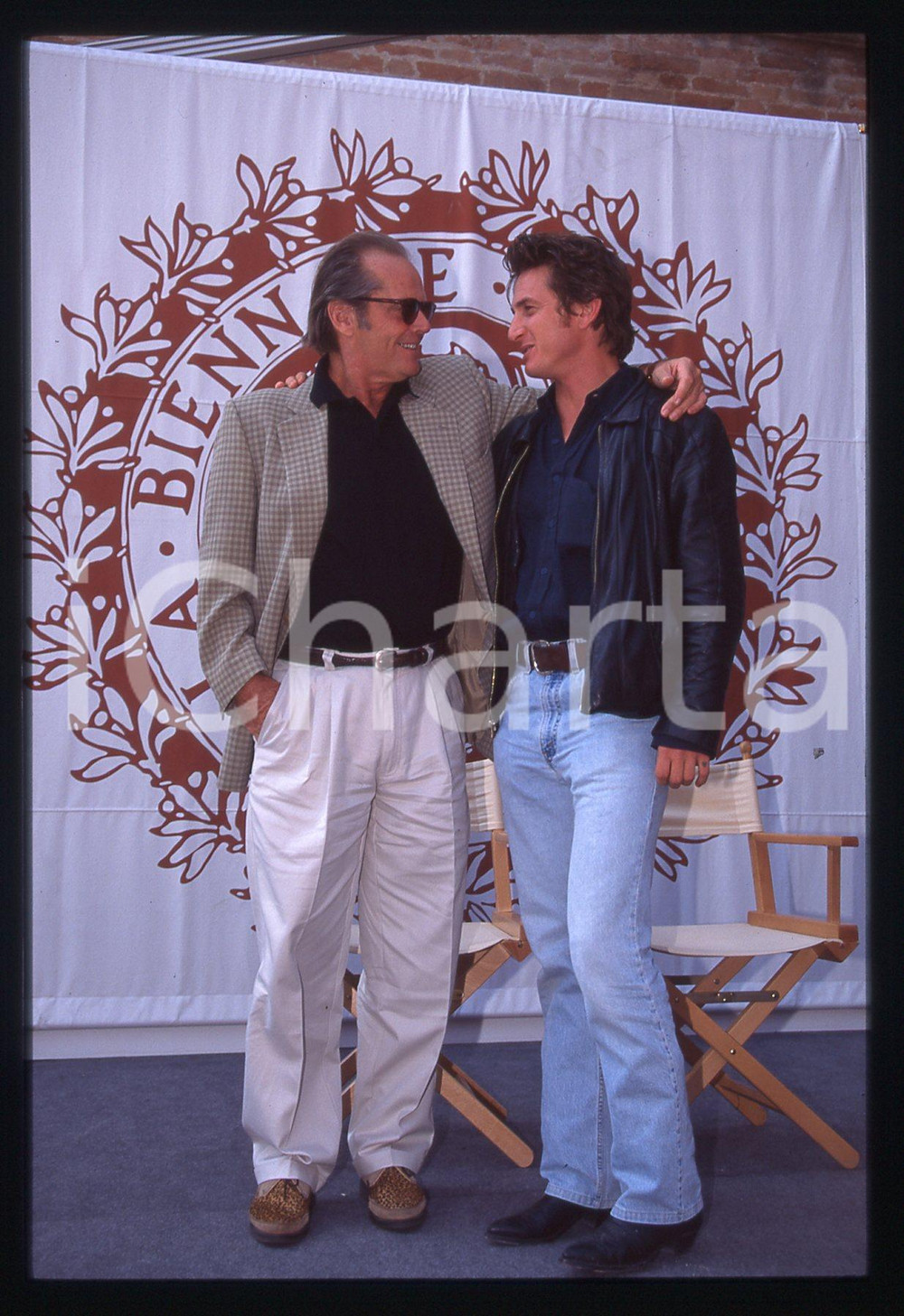35mm vintage slide* 1995 VENEZIA Jack NICHOLSON Sean PENN - MOSTRA DEL CINEMA 2 La diapositiva ritrae Jack Nicholson e Sean Penn al Festival del Cinema di Venezia del 1995Diapositiva d'epoca, in formato 35 mm. CONDIZIONI: GOODTutti i diritti riservati.E' severamente vietata la riproduzione. ICharta mette in vendita, sul negozio eBay e in esclusiva sul sito "icharta" il proprio archivio composto da numerose diapositive e negativi fotografici d'epoca, tutti originali e autentici, che attraversano la storia del costume italiano tra gli la fine degli anni Sessanta e Novanta.Si tratta di uno sguardo inedito sull'attualit&agrave;, la politica, la vita quotidiana, il gossip e la cultura, che fotografa il cambiamento della nazione in quest'ultimo scorcio del XX secolo. Un'occasione unica per il mercato del collezionismo, che vede finalmente disponibile un archivio eccezionale per vastit&agrave;, tematiche e condizioni, in un settore (il negativo fotografico e la diapositiva) di assoluta novit&agrave; e dalle interessanti prospettive di investimento.  originale e autentica 1