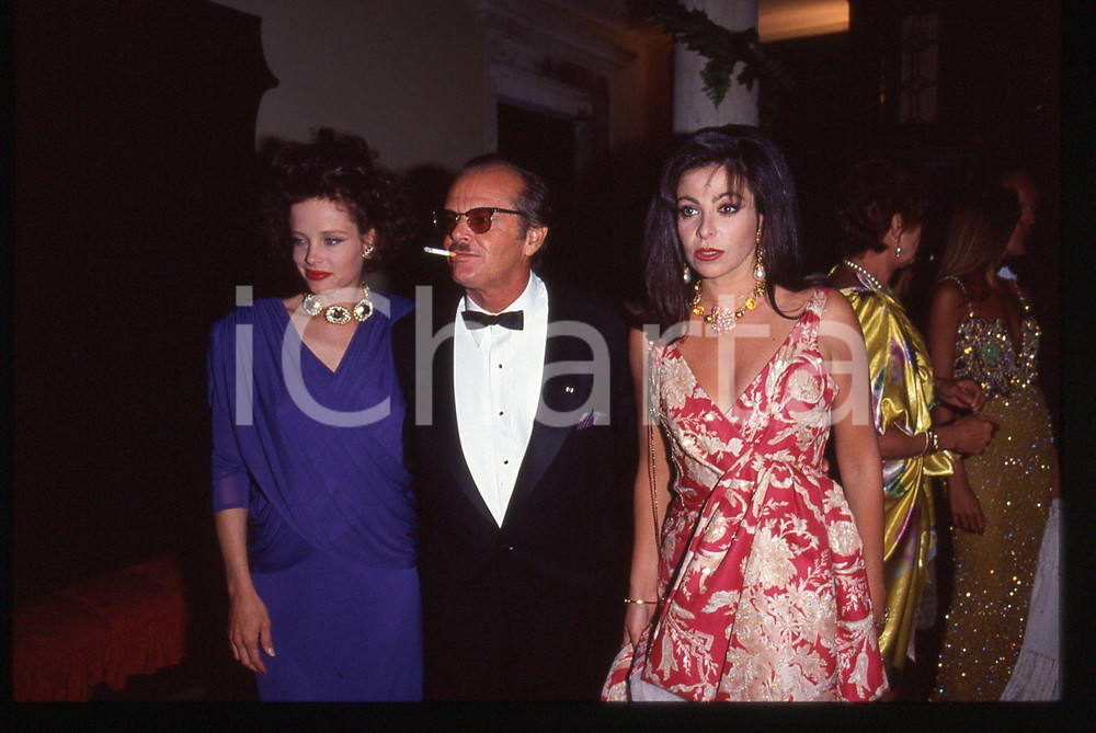 35mm vintage slide* 1990ca ROMA (?) COSTUME Jack NICHOLSON Rebecca BROUSSARD 8 La diapositiva ritrae l'attore Jack Nicholson insieme a Rebecca Broussard Diapositiva d'epoca, in formato 35 mm. CONDIZIONI: GOODTutti i diritti riservati.E' severamente vietata la riproduzione. ICharta mette in vendita, sul negozio eBay e in esclusiva sul sito "icharta" il proprio archivio composto da numerose diapositive e negativi fotografici d'epoca, tutti originali e autentici, che attraversano la storia del costume italiano tra gli la fine degli anni Sessanta e Novanta.Si tratta di uno sguardo inedito sull'attualit&agrave;, la politica, la vita quotidiana, il gossip e la cultura, che fotografa il cambiamento della nazione in quest'ultimo scorcio del XX secolo. Un'occasione unica per il mercato del collezionismo, che vede finalmente disponibile un archivio eccezionale per vastit&agrave;, tematiche e condizioni, in un settore (il negativo fotografico e la diapositiva) di assoluta novit&agrave; e dalle interessanti prospettive di investimento.  originale e autentica 1