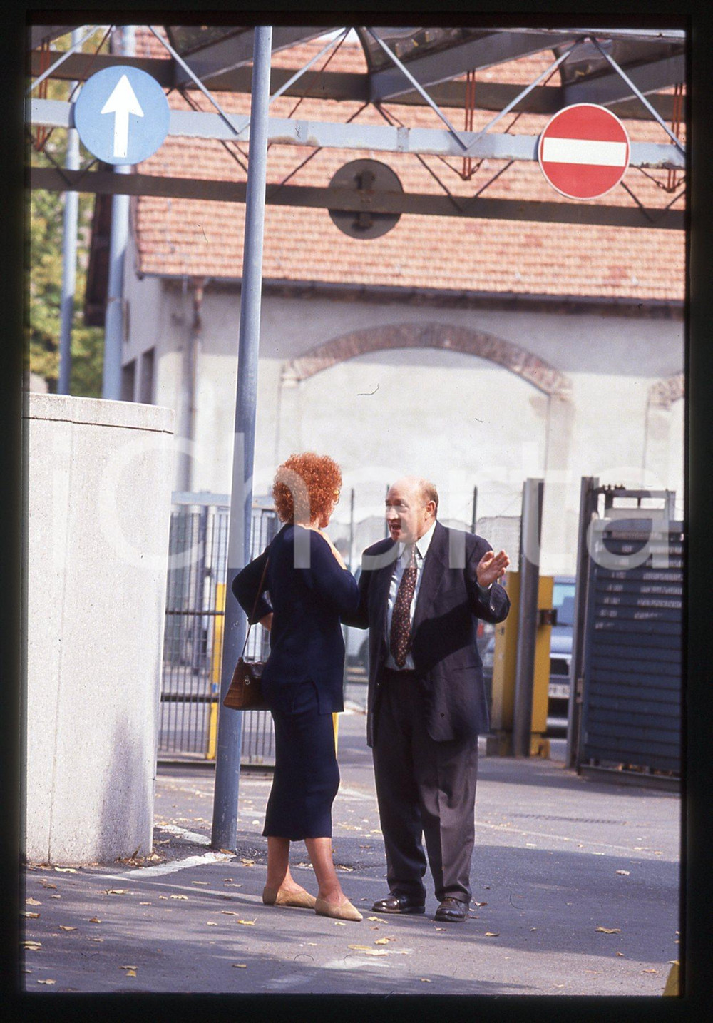 35mm vintage slide* 1980ca MILANO Arnaldo POMODORO Ornella VANONI Paparazzati 1