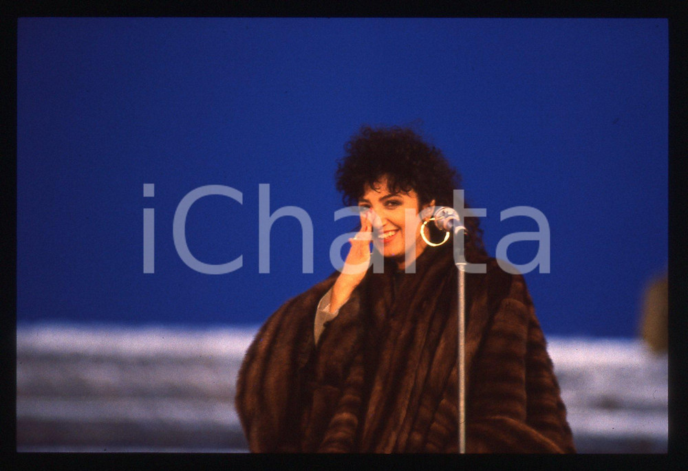 35mm vintage slide* 1990 FESTIVAL DI SANREMO Marcella BELLA commossa sul palco 1