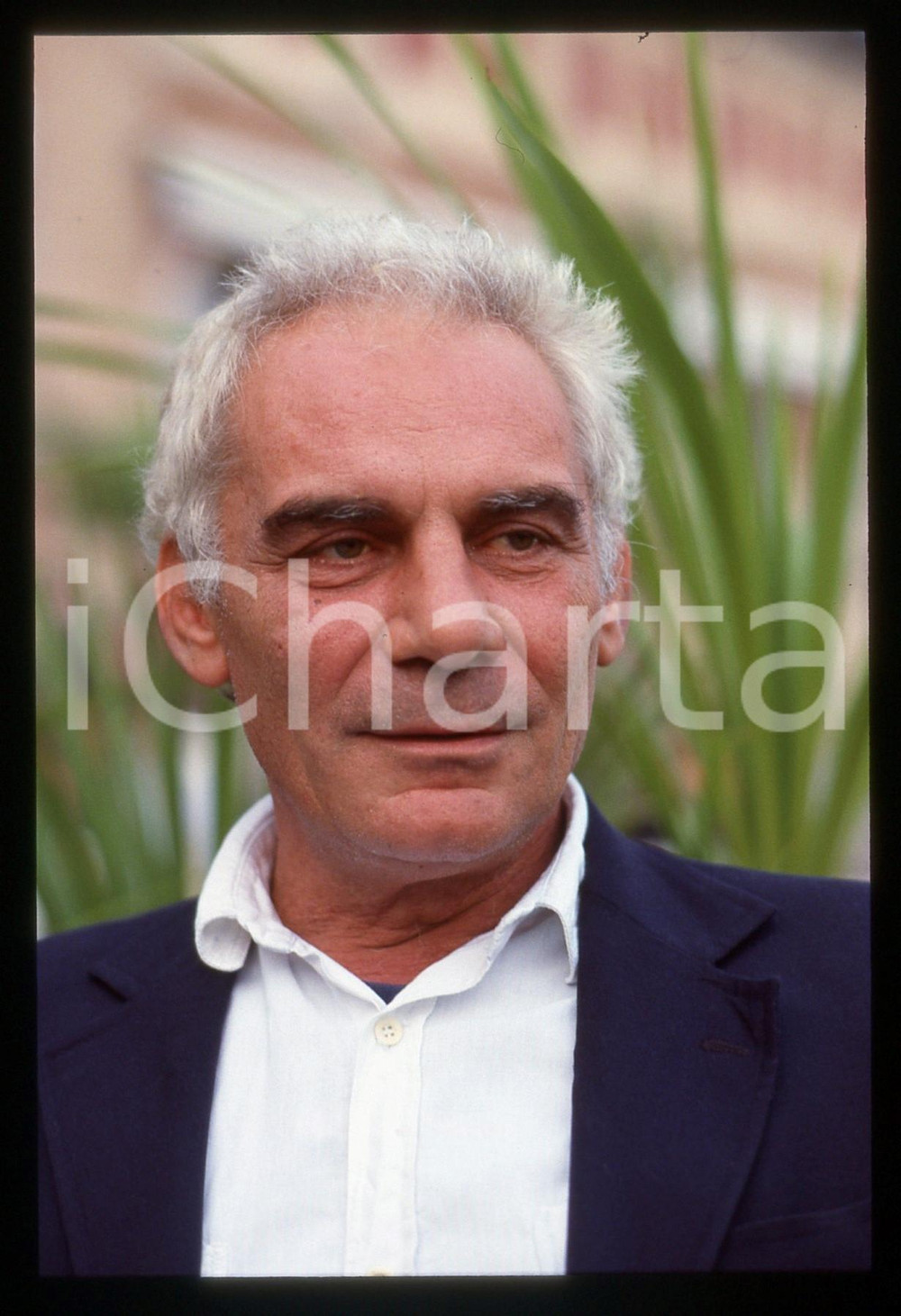 35mm vintage slide* 1990 ca VENEZIA Gian Maria VOLONTÃ‰ Ritratto dell'attore (1)  Diapositiva d'epoca, in formato 35 mm.CONDIZIONI: GOOD   Tutti i diritti riservati.E' severamente vietata la riproduzione. ICharta mette in vendita, sul negozio eBay e in esclusiva sul sito "icharta" il proprio archivio composto da numerose diapositive e negativi fotografici d'epoca, tutti originali e autentici, che attraversano la storia del costume italiano tra gli la fine degli anni Sessanta e Novanta.Si tratta di uno sguardo inedito sull'attualit&agrave;, la politica, la vita quotidiana, il gossip e la cultura, che fotografa il cambiamento della nazione in quest'ultimo scorcio del XX secolo. Un'occasione unica per il mercato del collezionismo, che vede finalmente disponibile un archivio eccezionale per vastit&agrave;, tematiche e condizioni, in un settore (il negativo fotografico e la diapositiva) di assoluta novit&agrave; e dalle interessanti prospettive di investimento.  originale e autentica 1