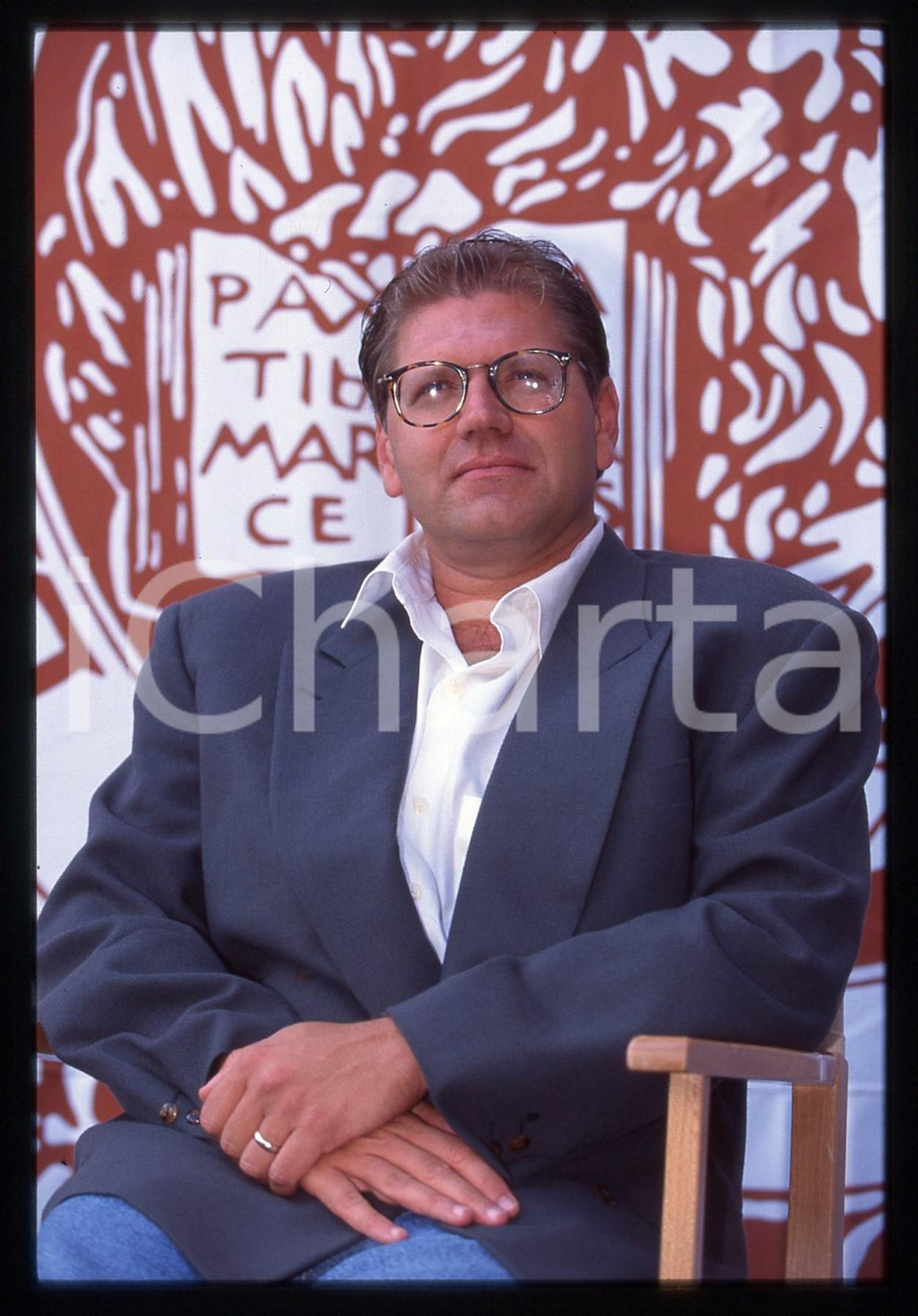 35mm vintage slide* 1994 MOSTRA DI VENEZIA Robert ZEMECKIS Ritratto (12)  Diapositiva d'epoca, in formato 35 mm.CONDIZIONI: GOOD   Tutti i diritti riservati.E' severamente vietata la riproduzione. ICharta mette in vendita, sul negozio eBay e in esclusiva sul sito "icharta" il proprio archivio composto da numerose diapositive e negativi fotografici d'epoca, tutti originali e autentici, che attraversano la storia del costume italiano tra gli la fine degli anni Sessanta e Novanta.Si tratta di uno sguardo inedito sull'attualit&agrave;, la politica, la vita quotidiana, il gossip e la cultura, che fotografa il cambiamento della nazione in quest'ultimo scorcio del XX secolo. Un'occasione unica per il mercato del collezionismo, che vede finalmente disponibile un archivio eccezionale per vastit&agrave;, tematiche e condizioni, in un settore (il negativo fotografico e la diapositiva) di assoluta novit&agrave; e dalle interessanti prospettive di investimento.  originale e autentica 1