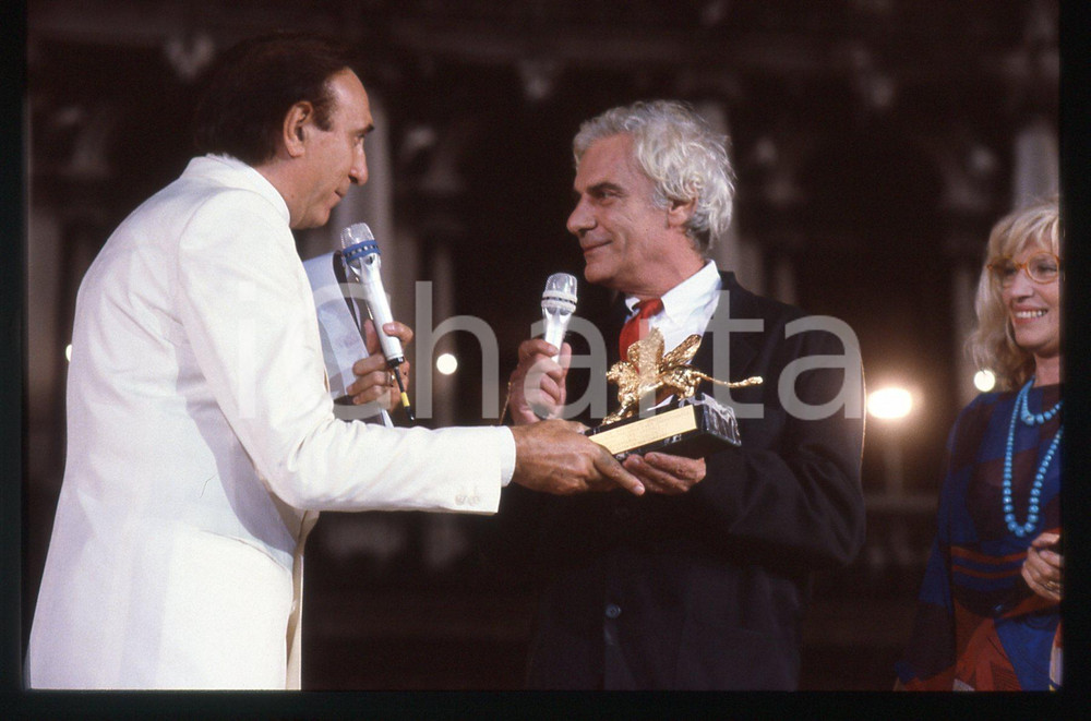 35mm vintage slide* 1991 VENEZIA Gian Maria VOLONTE' Pippo BAUDO Leone d'Oro (1)  Diapositiva d'epoca, in formato 35 mm.Nella diapositiva compaiono Gian Maria Volont&eacute;, Pippo Baudo e Monica Vitti.CONDIZIONI: GOOD   Tutti i diritti riservati.E' severamente vietata la riproduzione. ICharta mette in vendita, sul negozio eBay e in esclusiva sul sito "icharta" il proprio archivio composto da numerose diapositive e negativi fotografici d'epoca, tutti originali e autentici, che attraversano la storia del costume italiano tra gli la fine degli anni Sessanta e Novanta.Si tratta di uno sguardo inedito sull'attualit&agrave;, la politica, la vita quotidiana, il gossip e la cultura, che fotografa il cambiamento della nazione in quest'ultimo scorcio del XX secolo. Un'occasione unica per il mercato del collezionismo, che vede finalmente disponibile un archivio eccezionale per vastit&agrave;, tematiche e condizioni, in un settore (il negativo fotografico e la diapositiva) di assoluta novit&agrave; e dalle interessanti prospettive di investimento.  originale e autentica 1