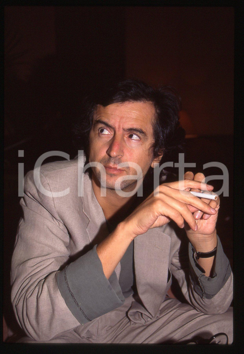 35mm vintage slide* 1990 ca COSTUME Bernard-Henri LEVY Ritratto del filosofo (8)  Diapositiva d'epoca, in formato 35 mm. CONDIZIONI: GOOD   Tutti i diritti riservati.E' severamente vietata la riproduzione. ICharta mette in vendita, sul negozio eBay e in esclusiva sul sito "icharta" il proprio archivio composto da numerose diapositive e negativi fotografici d'epoca, tutti originali e autentici, che attraversano la storia del costume italiano tra gli la fine degli anni Sessanta e Novanta.Si tratta di uno sguardo inedito sull'attualit&agrave;, la politica, la vita quotidiana, il gossip e la cultura, che fotografa il cambiamento della nazione in quest'ultimo scorcio del XX secolo. Un'occasione unica per il mercato del collezionismo, che vede finalmente disponibile un archivio eccezionale per vastit&agrave;, tematiche e condizioni, in un settore (il negativo fotografico e la diapositiva) di assoluta novit&agrave; e dalle interessanti prospettive di investimento.  originale e autentica 1