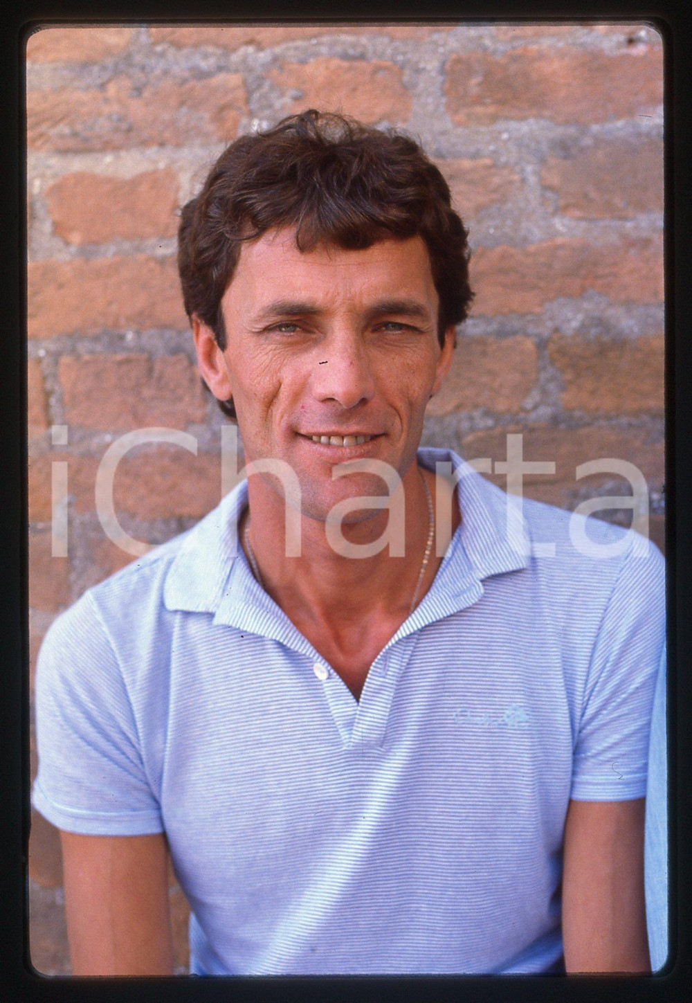 35mm vintage slide* 1983 VENEZIA Mohammad BAKRI Ritratto dell'attore (4)  Diapositiva d'epoca, in formato 35 mm. CONDIZIONI: GOOD   Tutti i diritti riservati.E' severamente vietata la riproduzione. ICharta mette in vendita, sul negozio eBay e in esclusiva sul sito "icharta" il proprio archivio composto da numerose diapositive e negativi fotografici d'epoca, tutti originali e autentici, che attraversano la storia del costume italiano tra gli la fine degli anni Sessanta e Novanta.Si tratta di uno sguardo inedito sull'attualit&agrave;, la politica, la vita quotidiana, il gossip e la cultura, che fotografa il cambiamento della nazione in quest'ultimo scorcio del XX secolo. Un'occasione unica per il mercato del collezionismo, che vede finalmente disponibile un archivio eccezionale per vastit&agrave;, tematiche e condizioni, in un settore (il negativo fotografico e la diapositiva) di assoluta novit&agrave; e dalle interessanti prospettive di investimento.  originale e autentica 1