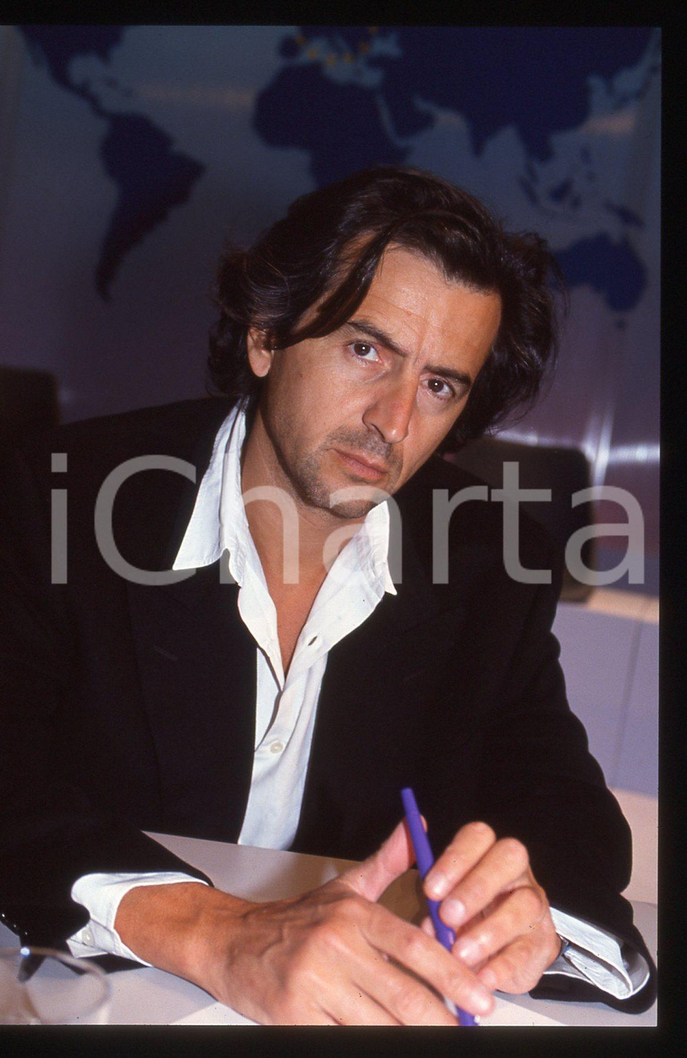35mm vintage slide* 1995 ca COSTUME Bernard-Henri LEVY Ritratto del filosofo (1)  Diapositiva d'epoca, in formato 35 mm. CONDIZIONI: GOOD   Tutti i diritti riservati.E' severamente vietata la riproduzione. ICharta mette in vendita, sul negozio eBay e in esclusiva sul sito "icharta" il proprio archivio composto da numerose diapositive e negativi fotografici d'epoca, tutti originali e autentici, che attraversano la storia del costume italiano tra gli la fine degli anni Sessanta e Novanta.Si tratta di uno sguardo inedito sull'attualit&agrave;, la politica, la vita quotidiana, il gossip e la cultura, che fotografa il cambiamento della nazione in quest'ultimo scorcio del XX secolo. Un'occasione unica per il mercato del collezionismo, che vede finalmente disponibile un archivio eccezionale per vastit&agrave;, tematiche e condizioni, in un settore (il negativo fotografico e la diapositiva) di assoluta novit&agrave; e dalle interessanti prospettive di investimento.  originale e autentica 1