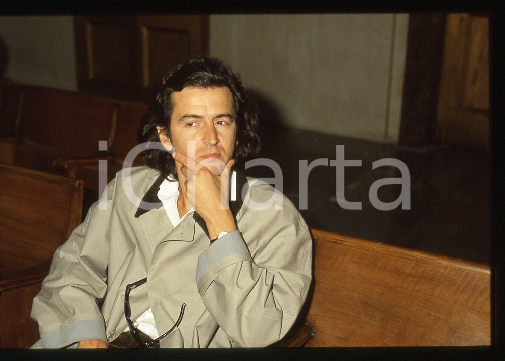 35mm vintage slide* 1985 ca TRIBUNALE DI MILANO Bernard-Henri LEVY Ritratto (3)  Diapositiva d'epoca, in formato 35 mm. CONDIZIONI: GOOD   Tutti i diritti riservati.E' severamente vietata la riproduzione. ICharta mette in vendita, sul negozio eBay e in esclusiva sul sito "icharta" il proprio archivio composto da numerose diapositive e negativi fotografici d'epoca, tutti originali e autentici, che attraversano la storia del costume italiano tra gli la fine degli anni Sessanta e Novanta.Si tratta di uno sguardo inedito sull'attualit&agrave;, la politica, la vita quotidiana, il gossip e la cultura, che fotografa il cambiamento della nazione in quest'ultimo scorcio del XX secolo. Un'occasione unica per il mercato del collezionismo, che vede finalmente disponibile un archivio eccezionale per vastit&agrave;, tematiche e condizioni, in un settore (il negativo fotografico e la diapositiva) di assoluta novit&agrave; e dalle interessanti prospettive di investimento.  originale e autentica 1