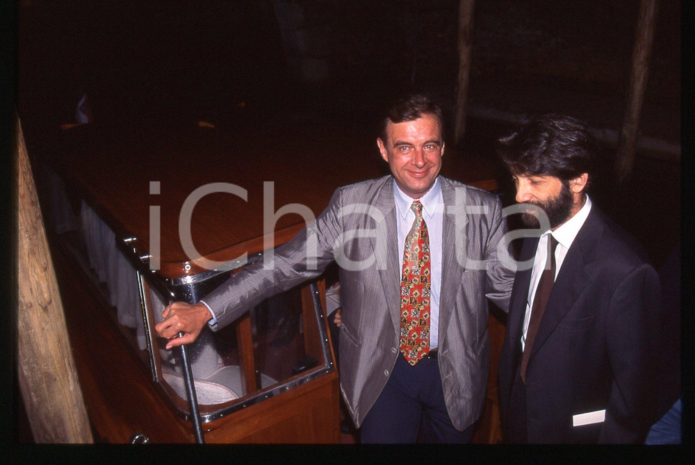 35mm vintage slide* 1995 VENEZIA Massimo CACCIARI Tarik KUPUSOVIC sul motoscafo  Diapositiva d'epoca, in formato 35 mm.CONDIZIONI: GOOD   Tutti i diritti riservati.E' severamente vietata la riproduzione. ICharta mette in vendita, sul negozio eBay e in esclusiva sul sito "icharta" il proprio archivio composto da numerose diapositive e negativi fotografici d'epoca, tutti originali e autentici, che attraversano la storia del costume italiano tra gli la fine degli anni Sessanta e Novanta.Si tratta di uno sguardo inedito sull'attualit&agrave;, la politica, la vita quotidiana, il gossip e la cultura, che fotografa il cambiamento della nazione in quest'ultimo scorcio del XX secolo. Un'occasione unica per il mercato del collezionismo, che vede finalmente disponibile un archivio eccezionale per vastit&agrave;, tematiche e condizioni, in un settore (il negativo fotografico e la diapositiva) di assoluta novit&agrave; e dalle interessanti prospettive di investimento.  originale e autentica 1