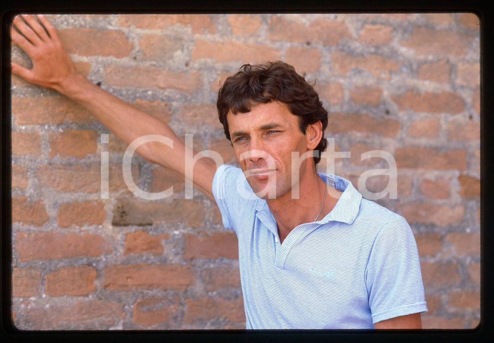 35mm vintage slide* 1983 VENEZIA Mohammad BAKRI Ritratto dell'attore (7)  Diapositiva d'epoca, in formato 35 mm. CONDIZIONI: GOOD   Tutti i diritti riservati.E' severamente vietata la riproduzione. ICharta mette in vendita, sul negozio eBay e in esclusiva sul sito "icharta" il proprio archivio composto da numerose diapositive e negativi fotografici d'epoca, tutti originali e autentici, che attraversano la storia del costume italiano tra gli la fine degli anni Sessanta e Novanta.Si tratta di uno sguardo inedito sull'attualit&agrave;, la politica, la vita quotidiana, il gossip e la cultura, che fotografa il cambiamento della nazione in quest'ultimo scorcio del XX secolo. Un'occasione unica per il mercato del collezionismo, che vede finalmente disponibile un archivio eccezionale per vastit&agrave;, tematiche e condizioni, in un settore (il negativo fotografico e la diapositiva) di assoluta novit&agrave; e dalle interessanti prospettive di investimento.  originale e autentica 1