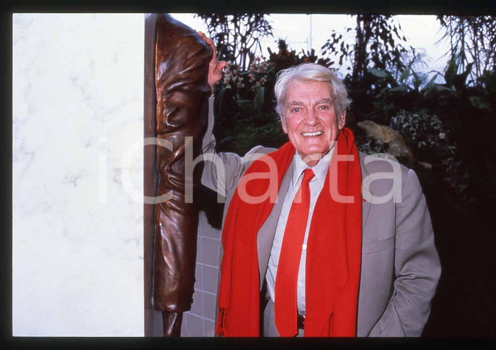 35mm vintage slide* 1990 ca NOISY-LE-GRAND Jean MARAIS statua Jean COCTEAU (2)  Diapositiva d'epoca, in formato 35 mm.La diapositiva illustra l'inaugurazione della statua dedicata a Jean Cocteau all'interno dell'Espace Michel-Simon, a Noisy-Le-Grand.CONDIZIONI: GOOD   Tutti i diritti riservati.E' severamente vietata la riproduzione. ICharta mette in vendita, sul negozio eBay e in esclusiva sul sito "icharta" il proprio archivio composto da numerose diapositive e negativi fotografici d'epoca, tutti originali e autentici, che attraversano la storia del costume italiano tra gli la fine degli anni Sessanta e Novanta.Si tratta di uno sguardo inedito sull'attualit&agrave;, la politica, la vita quotidiana, il gossip e la cultura, che fotografa il cambiamento della nazione in quest'ultimo scorcio del XX secolo. Un'occasione unica per il mercato del collezionismo, che vede finalmente disponibile un archivio eccezionale per vastit&agrave;, tematiche e condizioni, in un settore (il negativo fotografico e la diapositiva) di assoluta novit&agrave; e dalle interessanti prospettive di investimento.  originale e autentica 1