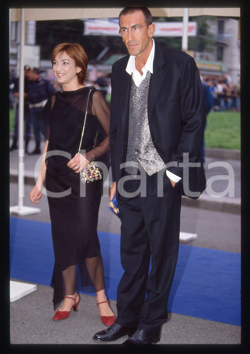 35mm vintage slide* 2000 ca MILANO Daria BIGNARDI alla Notte dei Telegatti (1)  Diapositiva d'epoca, in formato 35 mm.CONDIZIONI: GOOD   Tutti i diritti riservati.E' severamente vietata la riproduzione. ICharta mette in vendita, sul negozio eBay e in esclusiva sul sito "icharta" il proprio archivio composto da numerose diapositive e negativi fotografici d'epoca, tutti originali e autentici, che attraversano la storia del costume italiano tra gli la fine degli anni Sessanta e Novanta.Si tratta di uno sguardo inedito sull'attualit&agrave;, la politica, la vita quotidiana, il gossip e la cultura, che fotografa il cambiamento della nazione in quest'ultimo scorcio del XX secolo. Un'occasione unica per il mercato del collezionismo, che vede finalmente disponibile un archivio eccezionale per vastit&agrave;, tematiche e condizioni, in un settore (il negativo fotografico e la diapositiva) di assoluta novit&agrave; e dalle interessanti prospettive di investimento.  originale e autentica 1