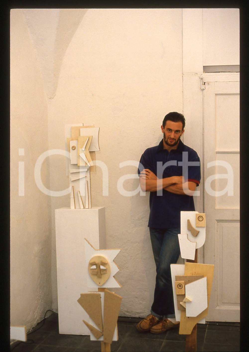 35mm vintage slide* 1995 ca ITALIA ARTE Andrea BAJ durante una mostra (5)  Diapositiva d'epoca, in formato 35 mm.CONDIZIONI: GOOD   Tutti i diritti riservati.E' severamente vietata la riproduzione. ICharta mette in vendita, sul negozio eBay e in esclusiva sul sito "icharta" il proprio archivio composto da numerose diapositive e negativi fotografici d'epoca, tutti originali e autentici, che attraversano la storia del costume italiano tra gli la fine degli anni Sessanta e Novanta.Si tratta di uno sguardo inedito sull'attualit&agrave;, la politica, la vita quotidiana, il gossip e la cultura, che fotografa il cambiamento della nazione in quest'ultimo scorcio del XX secolo. Un'occasione unica per il mercato del collezionismo, che vede finalmente disponibile un archivio eccezionale per vastit&agrave;, tematiche e condizioni, in un settore (il negativo fotografico e la diapositiva) di assoluta novit&agrave; e dalle interessanti prospettive di investimento.  originale e autentica 1