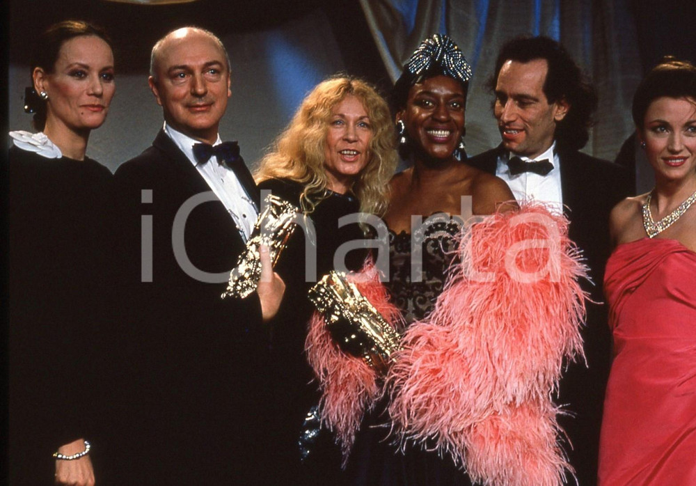 35mm vintage slide* 1989 PARIGI Percy ADLON CCH POUNDER ai CESAR AWARDS (1)  Diapositiva d'epoca, in formato 35 mm.CONDIZIONI: GOOD   La diapositiva illustra Percy Adlon e Carol Christine Hilaria Pounder ai C&eacute;sar Awards del 1989, premiata per il miglior film straniero "Bagdad Caf&eacute;".Tutti i diritti riservati.E' severamente vietata la riproduzione. ICharta mette in vendita, sul negozio eBay e in esclusiva sul sito "icharta" il proprio archivio composto da numerose diapositive e negativi fotografici d'epoca, tutti originali e autentici, che attraversano la storia del costume italiano tra gli la fine degli anni Sessanta e Novanta.Si tratta di uno sguardo inedito sull'attualit&agrave;, la politica, la vita quotidiana, il gossip e la cultura, che fotografa il cambiamento della nazione in quest'ultimo scorcio del XX secolo. Un'occasione unica per il mercato del collezionismo, che vede finalmente disponibile un archivio eccezionale per vastit&agrave;, tematiche e condizioni, in un settore (il negativo fotografico e la diapositiva) di assoluta novit&agrave; e dalle interessanti prospettive di investimento.  originale e autentica 1