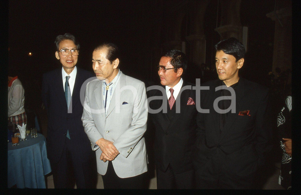 35mm vintage slide* 1989 MOSTRA DI VENEZIA Kei KUMAI Eiji OKUDA Toshiro MIFUNE 2  Diapositiva d'epoca, in formato 35 mm. CONDIZIONI: GOOD   Tutti i diritti riservati.E' severamente vietata la riproduzione. ICharta mette in vendita, sul negozio eBay e in esclusiva sul sito "icharta" il proprio archivio composto da numerose diapositive e negativi fotografici d'epoca, tutti originali e autentici, che attraversano la storia del costume italiano tra gli la fine degli anni Sessanta e Novanta.Si tratta di uno sguardo inedito sull'attualit&agrave;, la politica, la vita quotidiana, il gossip e la cultura, che fotografa il cambiamento della nazione in quest'ultimo scorcio del XX secolo. Un'occasione unica per il mercato del collezionismo, che vede finalmente disponibile un archivio eccezionale per vastit&agrave;, tematiche e condizioni, in un settore (il negativo fotografico e la diapositiva) di assoluta novit&agrave; e dalle interessanti prospettive di investimento.  originale e autentica 1