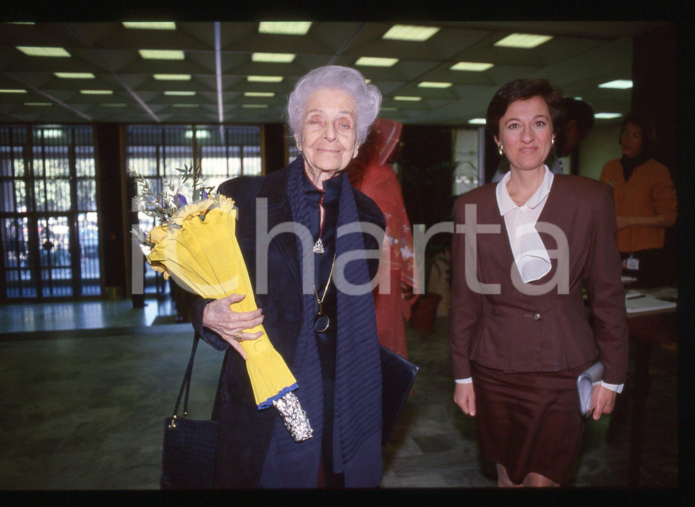 35mm vintage slide* 2000 ca ROMA Rita LEVI-MONTALCINI Arrivo al Palazzo FAO (1)