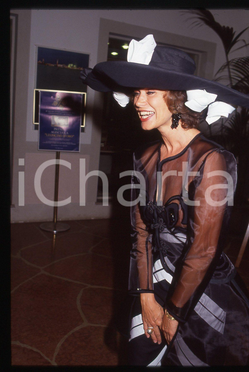 Fotografia d epoca originale 35mm vintage slide 1992 VENEZIA Corinne CLERY a una serata di gala  Ritratto 3 1