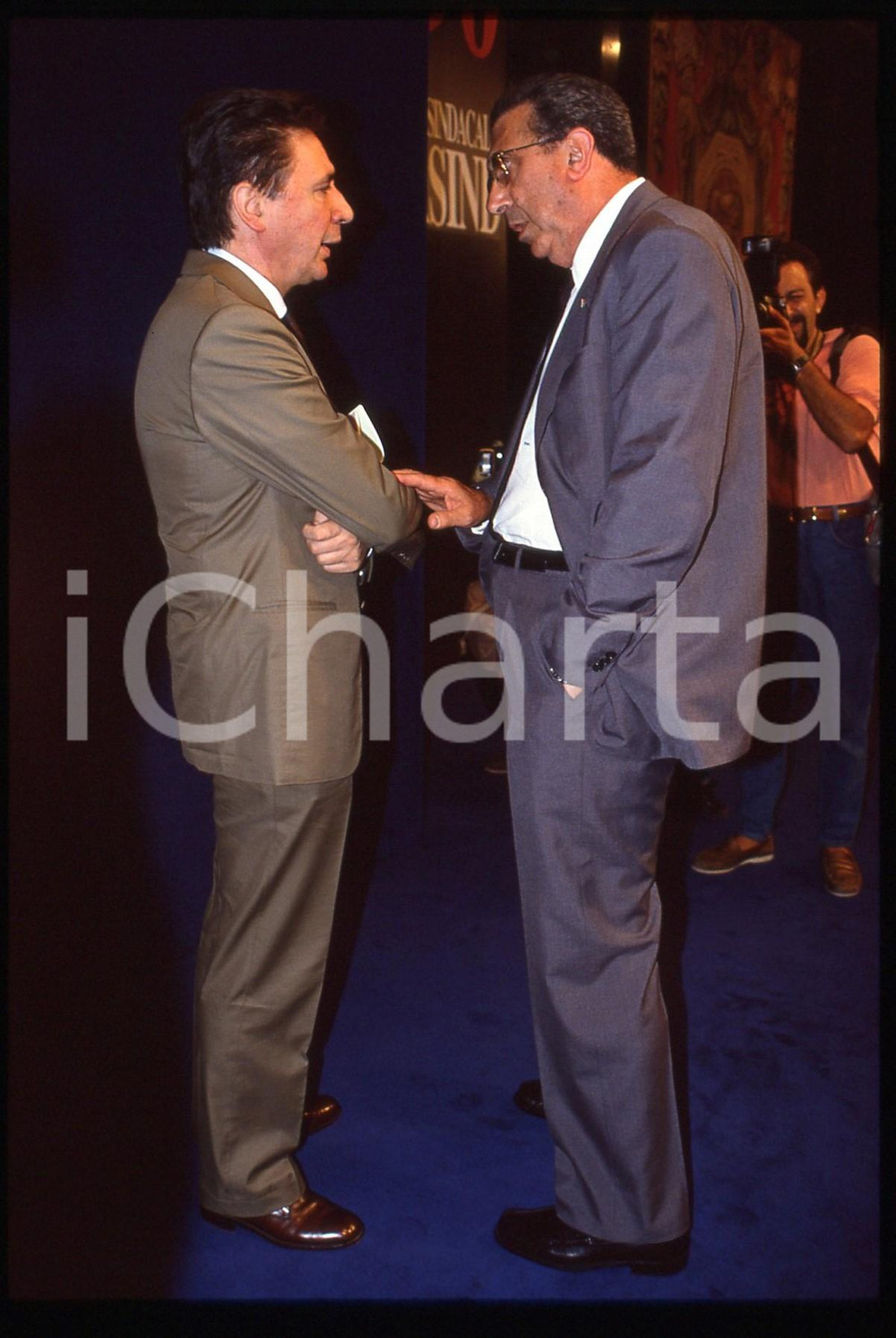 35mm vintage slide* 1990 ca ROMA Carlo FRACANZANI Franco NOBILI INTERSIND (1)  Diapositiva d'epoca, in formato 35 mm.Nella diapositiva compaiono il ministro Carlo Fracanzani e il presidente dell'IRI Franco Nobili in occasione di un'assemblea dell'Intersind.CONDIZIONI: GOOD  Tutti i diritti riservati.E' severamente vietata la riproduzione. ICharta mette in vendita, sul negozio eBay e in esclusiva sul sito "icharta" il proprio archivio composto da numerose diapositive e negativi fotografici d'epoca, tutti originali e autentici, che attraversano la storia del costume italiano tra gli la fine degli anni Sessanta e Novanta.Si tratta di uno sguardo inedito sull'attualit&agrave;, la politica, la vita quotidiana, il gossip e la cultura, che fotografa il cambiamento della nazione in quest'ultimo scorcio del XX secolo. Un'occasione unica per il mercato del collezionismo, che vede finalmente disponibile un archivio eccezionale per vastit&agrave;, tematiche e condizioni, in un settore (il negativo fotografico e la diapositiva) di assoluta novit&agrave; e dalle interessanti prospettive di investimento.  originale e autentica 1